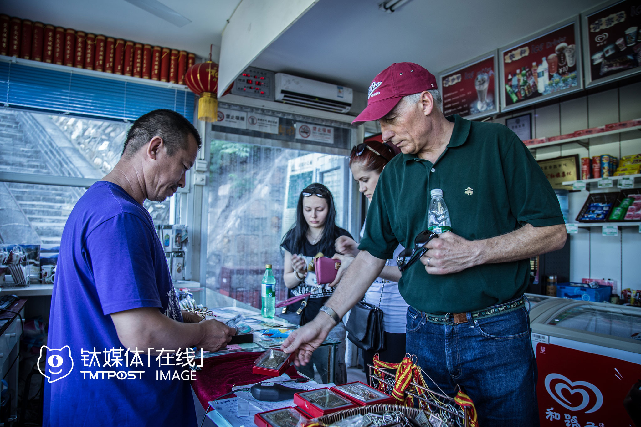 5月29日下午，居庸关长城，Michael为自己女儿购买了一个纪念品。