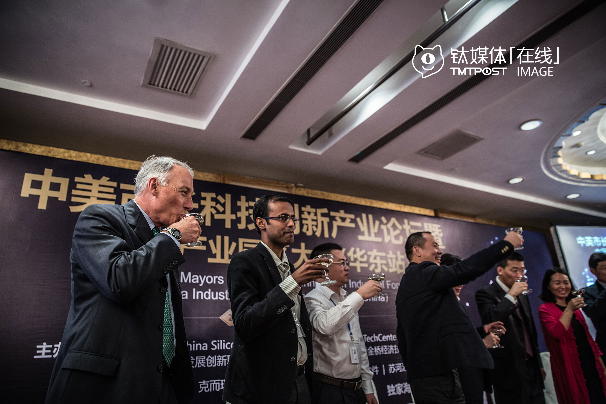 在会议的圆桌分享环节结束后，阿瑟顿市副市长Michael Lempres与其他嘉宾一起祝酒。这个对话，邀请了两位来自安徽的市长（区长），相比中国官员对经济和创新创业激情饱满的谈话，Michael能说的似乎不错。作为一个美国小城市的市长，除了日常公共服务方面的工作，他能够左右的事情，远远不及在座的中国官员。