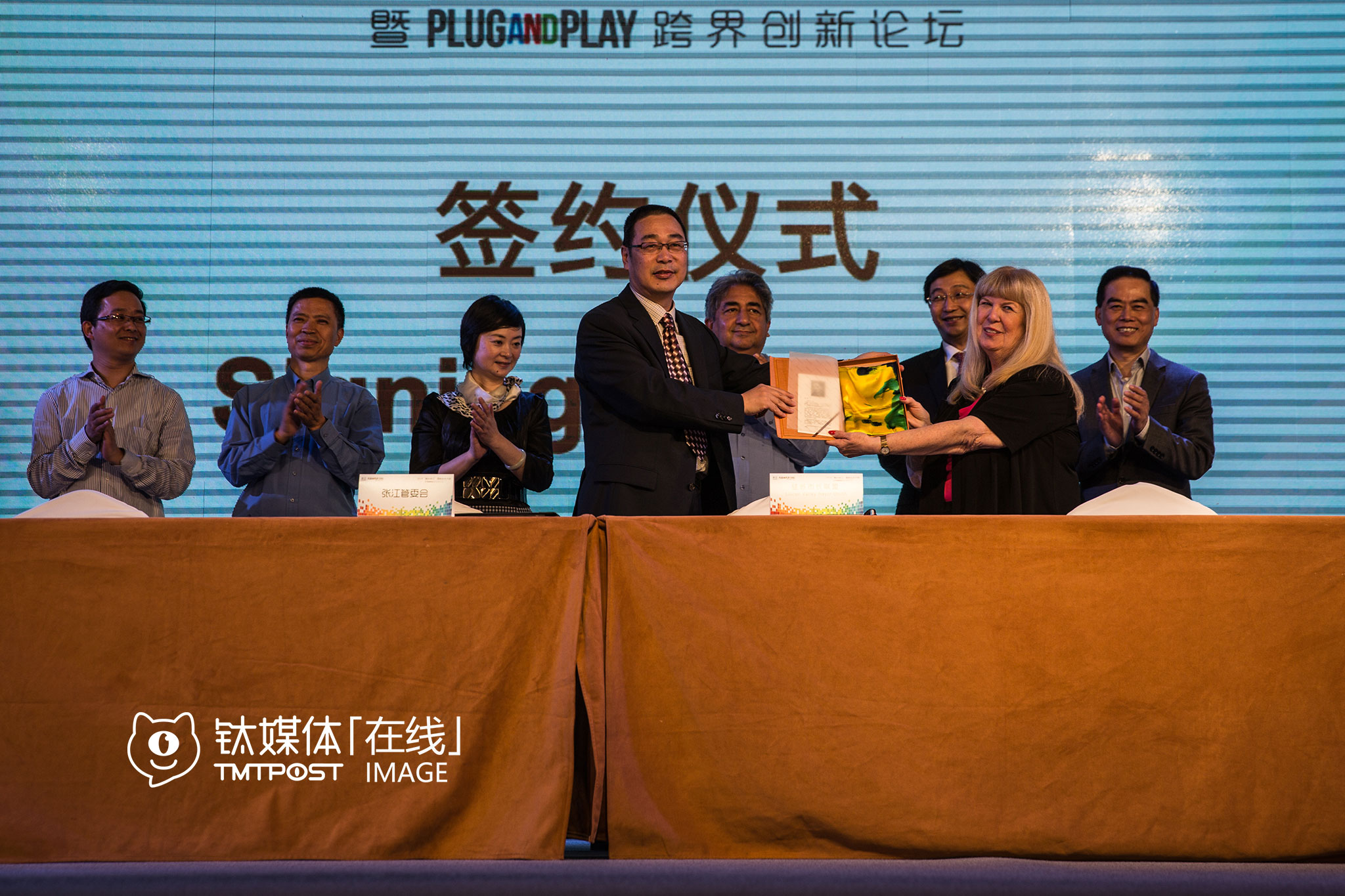 在上海的另一场有关创业创新的论坛上，张江管委会与市长代表团互赠礼物，美方送给中方一幅由全体市长签名的硅谷地图，中方回赠美方一件丝绸制品。