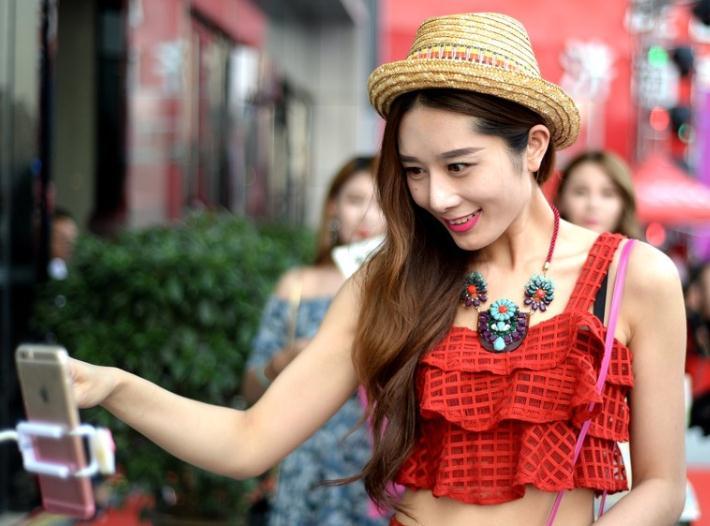 直播这个吃力不讨好的烧钱行业，到底改变了什么？