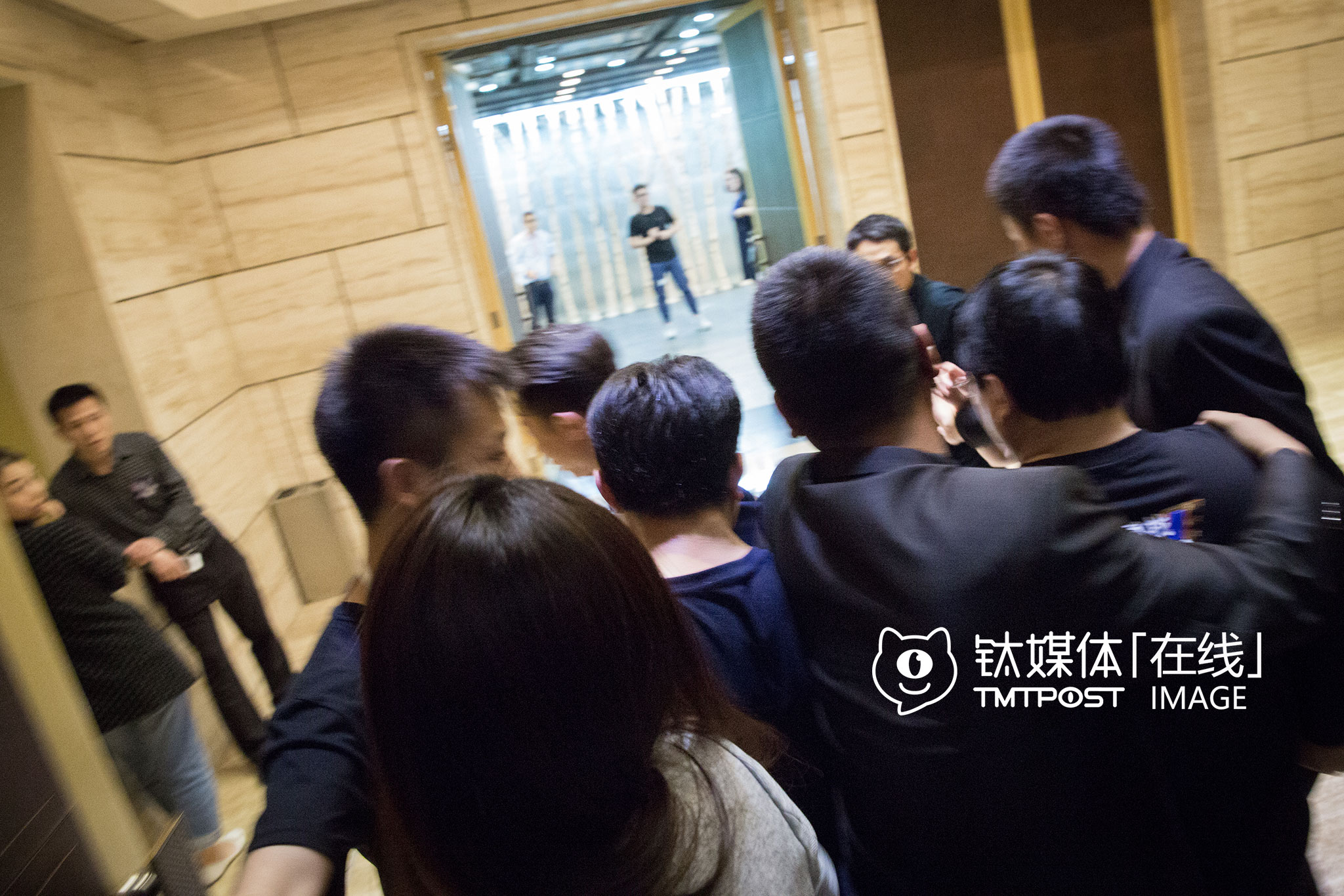 演讲结束，熊晓鸽准备离开会场，还没走到会场门口，就已经被人团团围住：递名片的、要名片的、想要开口介绍项目的……在会场几个安保人员的保护下，熊晓鸽才得以离开。