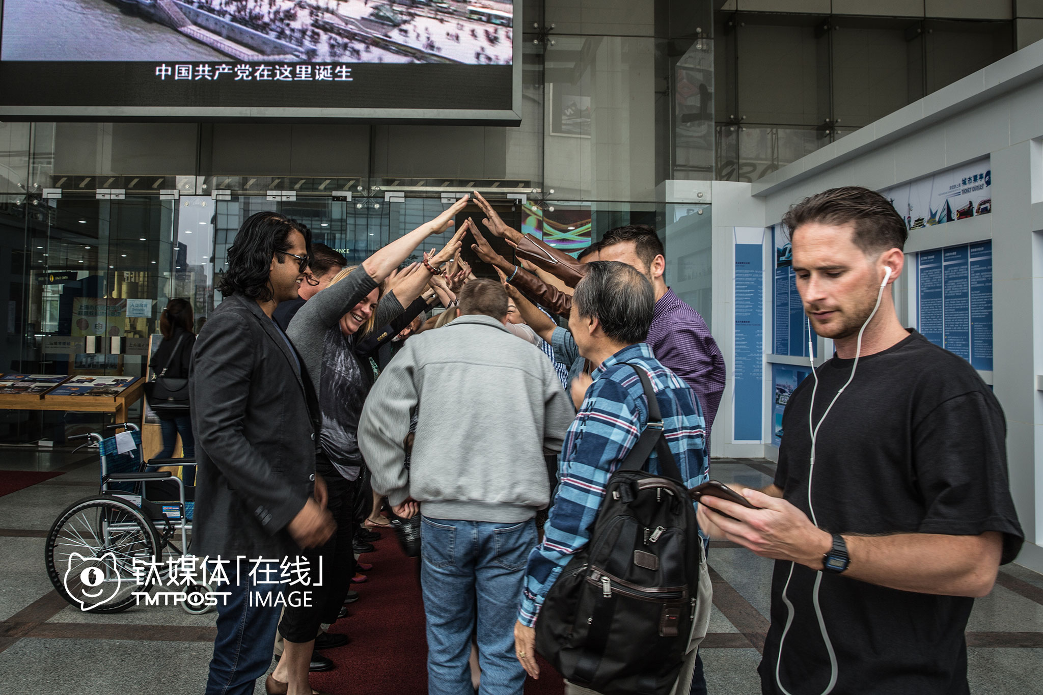 上海城市规划展示馆外，市长和创业团队搭起了拱门。