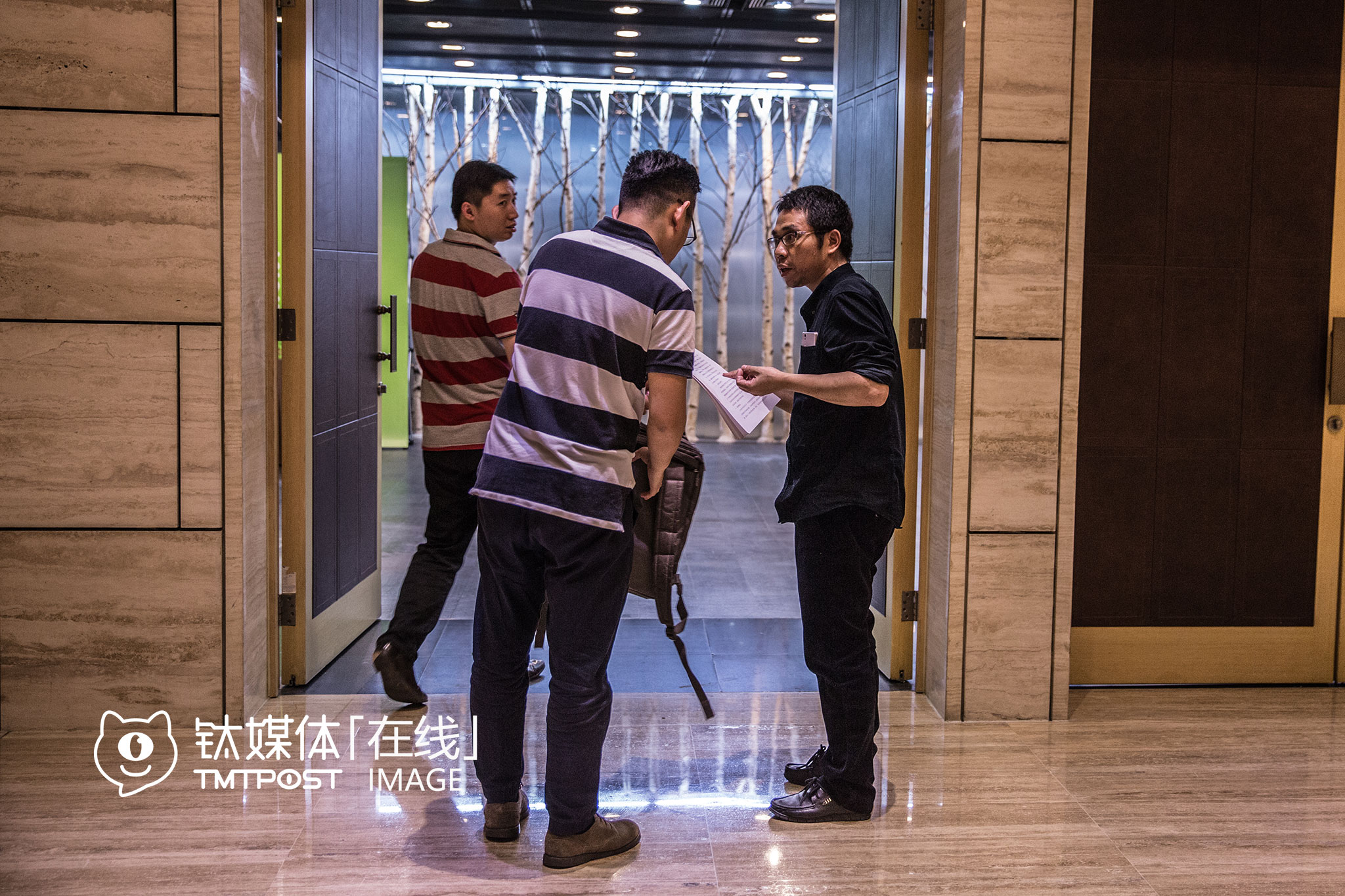 没有堵到熊晓鸽，这名想做医疗机器人的观众很快去打印了几份自己的创业计划书，向离开会场的其他投资人发放。