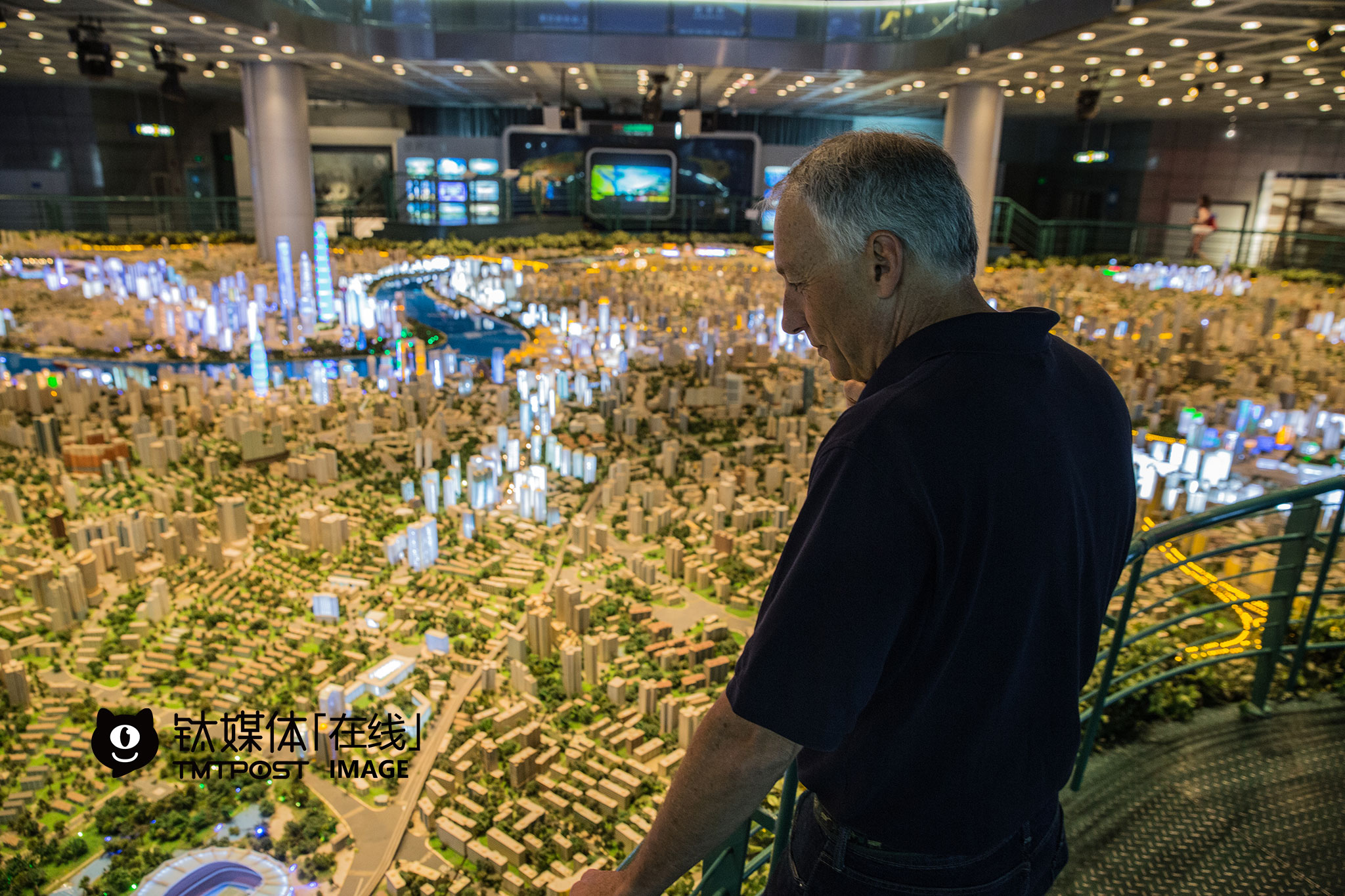 上海的城市模型让阿瑟顿市副市长Michael大为赞叹。“我们那也有，不过比这小多了”，Michael所在的阿瑟顿市，“处于硅谷中心位置，全美国房价最高的地方”，没有创业公司办公室，只有住宅，是硅谷很多大公司CEO、投资人最理想的安家场所。