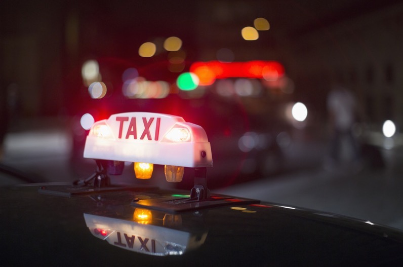 从重庆滴滴和出租车争扯，看共享经济的“转正困境”