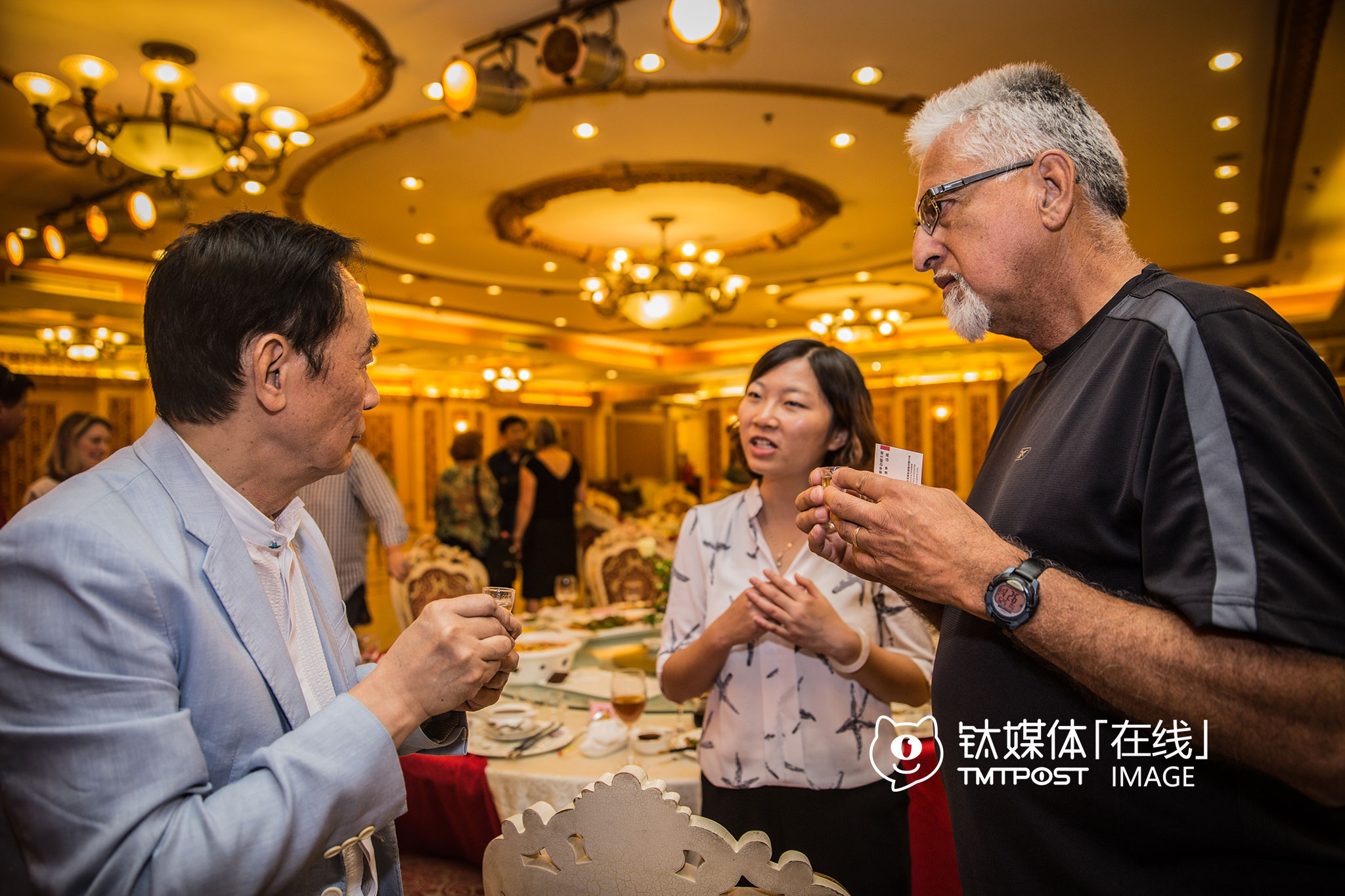 5月24日晚，重庆渝北区，当地一名投资人宴请硅谷市长代表团。在说了一番非常热烈的“中国梦”祝酒词之后，他和前来碰杯的半月湾市市长Rick Kowalczyk抱成一团，之后瑞趣芒德市副市长Eduardo Martinez也端着杯子过来敬酒，双方互相鞠躬之后才喝了下去。