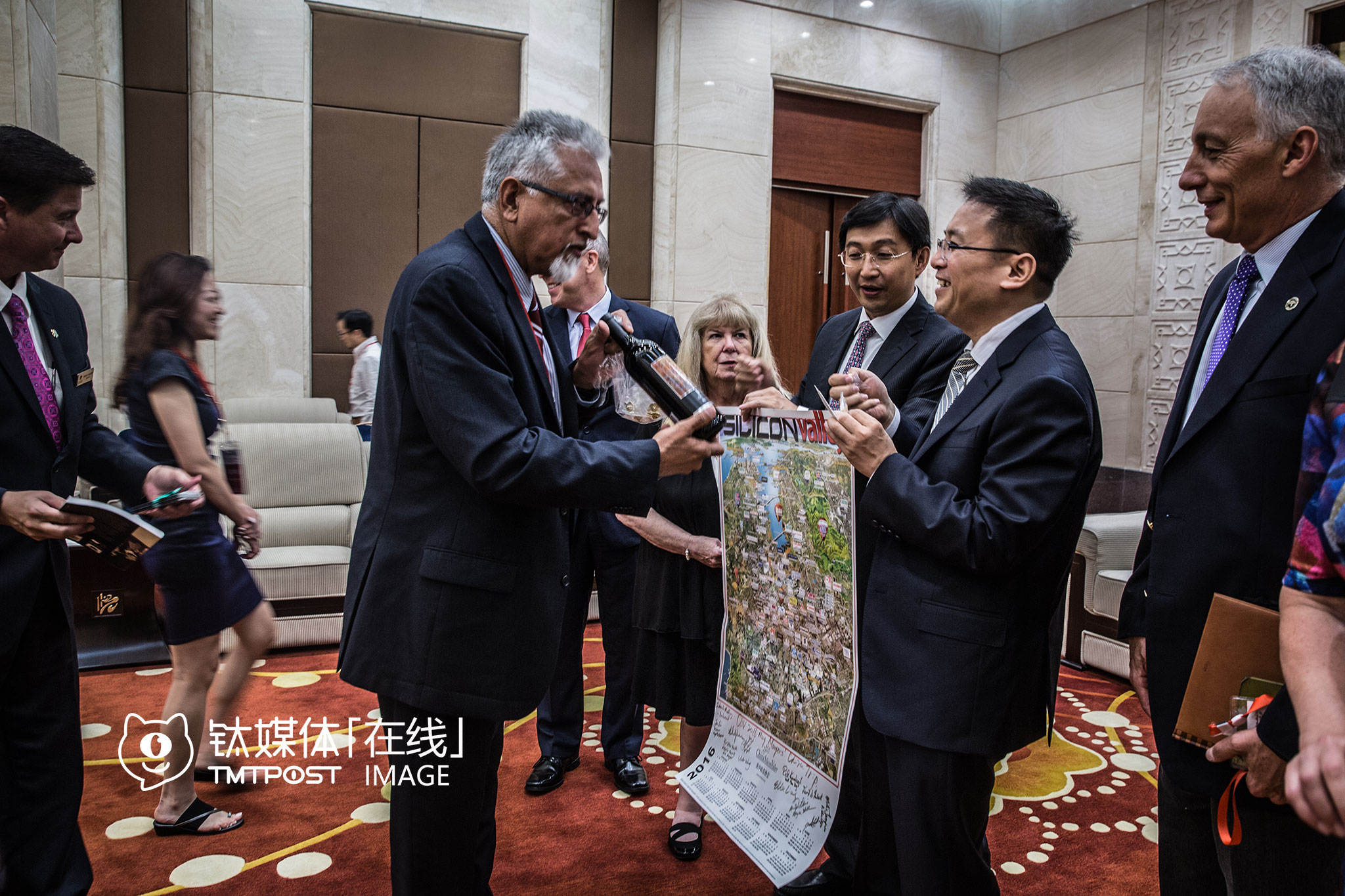 重庆VR峰会，会议开始前，时任渝北区区委书记的沐华平会见了市长代表团，会见结束后，硅谷市长们向中方赠送了礼物：城市市徽胸针、小纪念品，还有人从美国带来红酒。