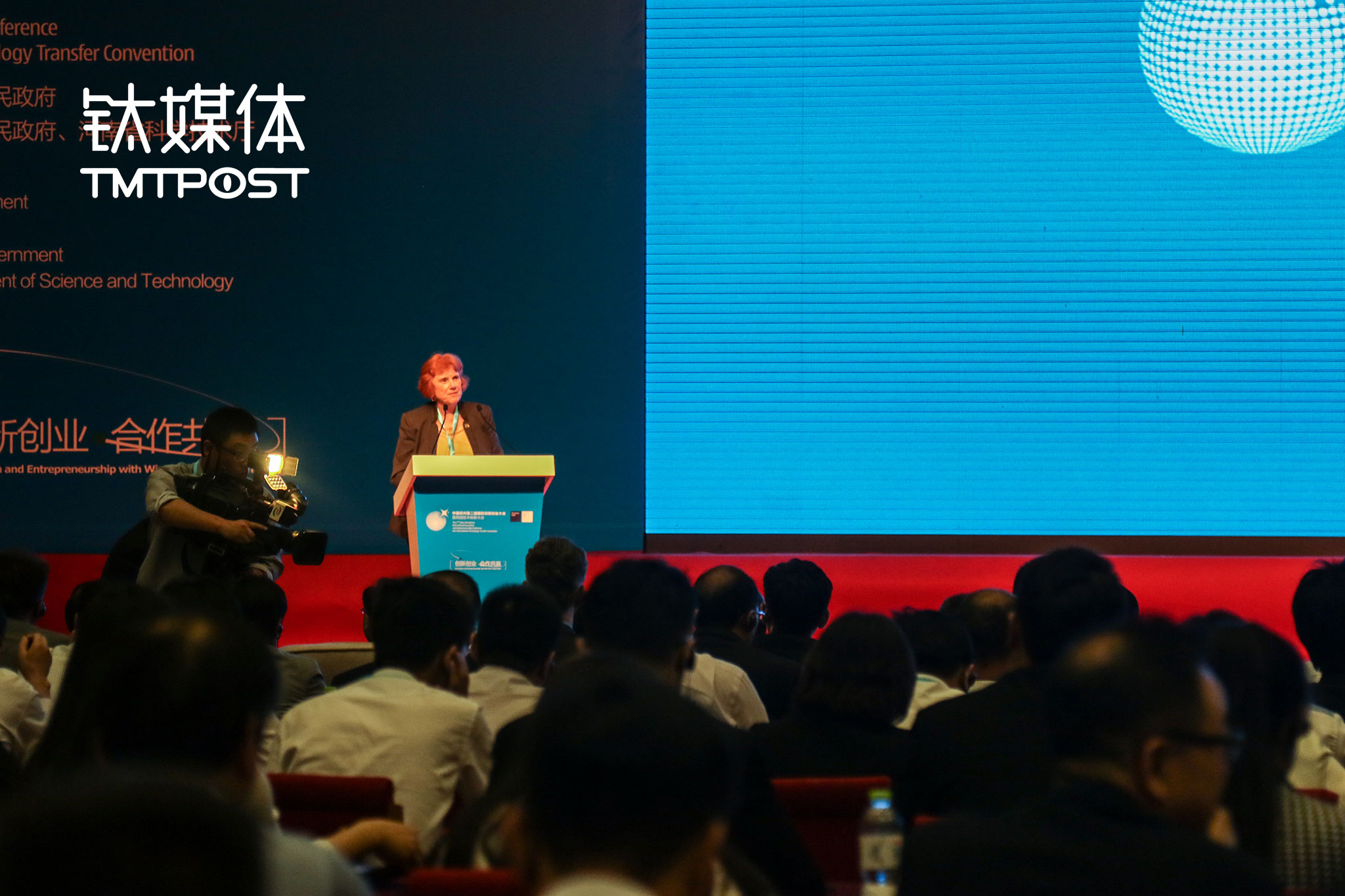 山景城市市长Patricia Showalter在一次行业会议发表讲话