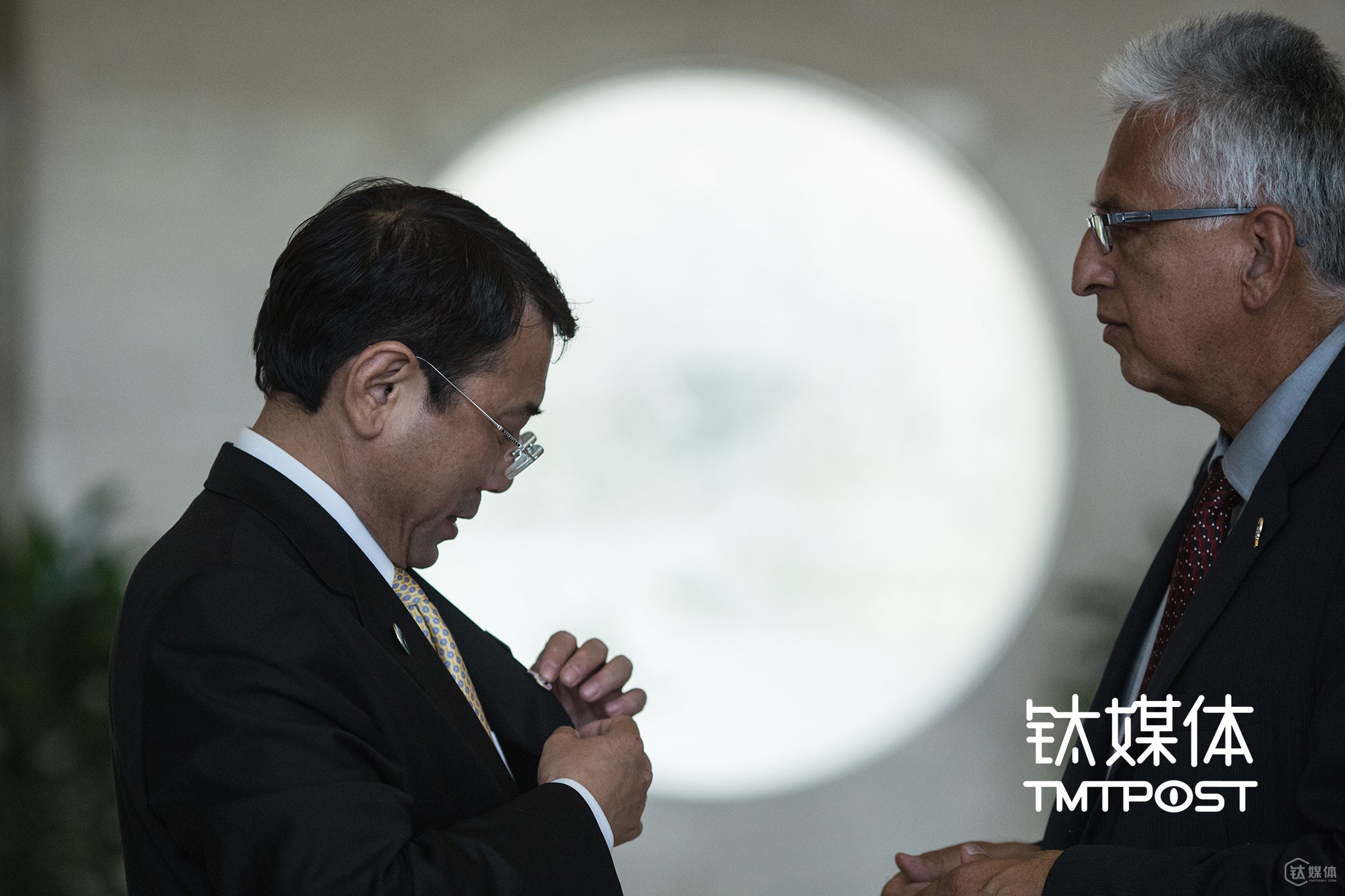 瑞趣芒德市副市长Eduardo向海淀区区长于军赠送了一枚市徽（图：朱玲玉）