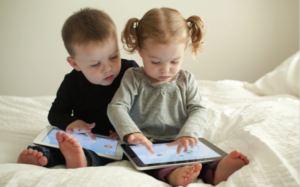 这份指南说，超半数儿童是“互联网原住民”，不到5岁就会上网