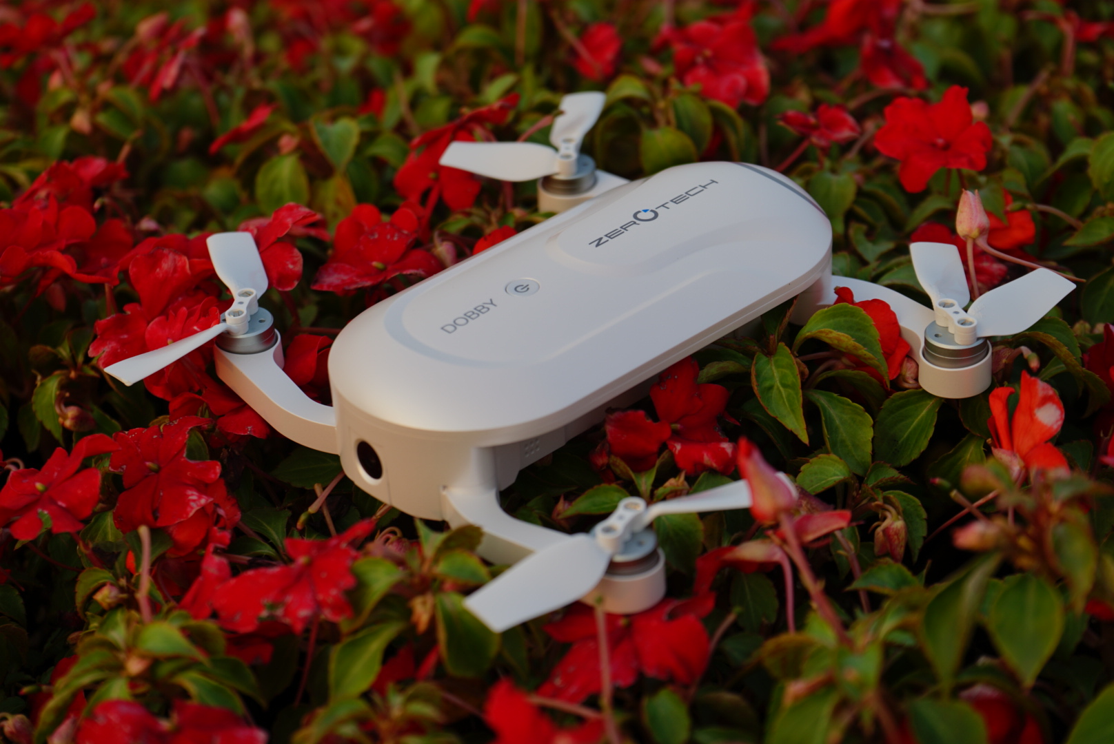 与胎死腹中的“PPT无人机”相比，掌上起飞的DOBBY似乎更靠谱