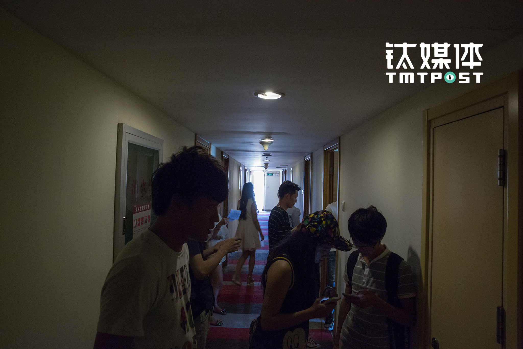 2016年8月29日，一部网络大电影在北京西大望路飘HOME进行主演面试，等候入场的面试者在紧张地记诵台词。