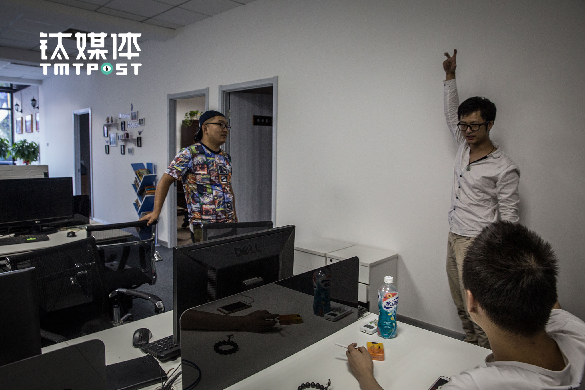 导演范城馨（左一）和后期特效师沟通网络大电影《时空救赎》的特效制作。范城跟着自己的师傅学了6年执行，2016年他终于开始导戏，并完成了自己的处女作《时空救赎》。&ldquo;片子本来要往二三线城市小院线走，后来想想&lsquo;宁做鸡头不做凤尾&rsquo;，于是做成了网大&rdquo;，范城馨对这部片子很满意，&ldquo;作为一个新人，好多前辈都给了我很大的帮助，这样我才做成了自己想做的精品网大&rdquo;。他说，自己的第二部网大，马上也要开始筹备了。