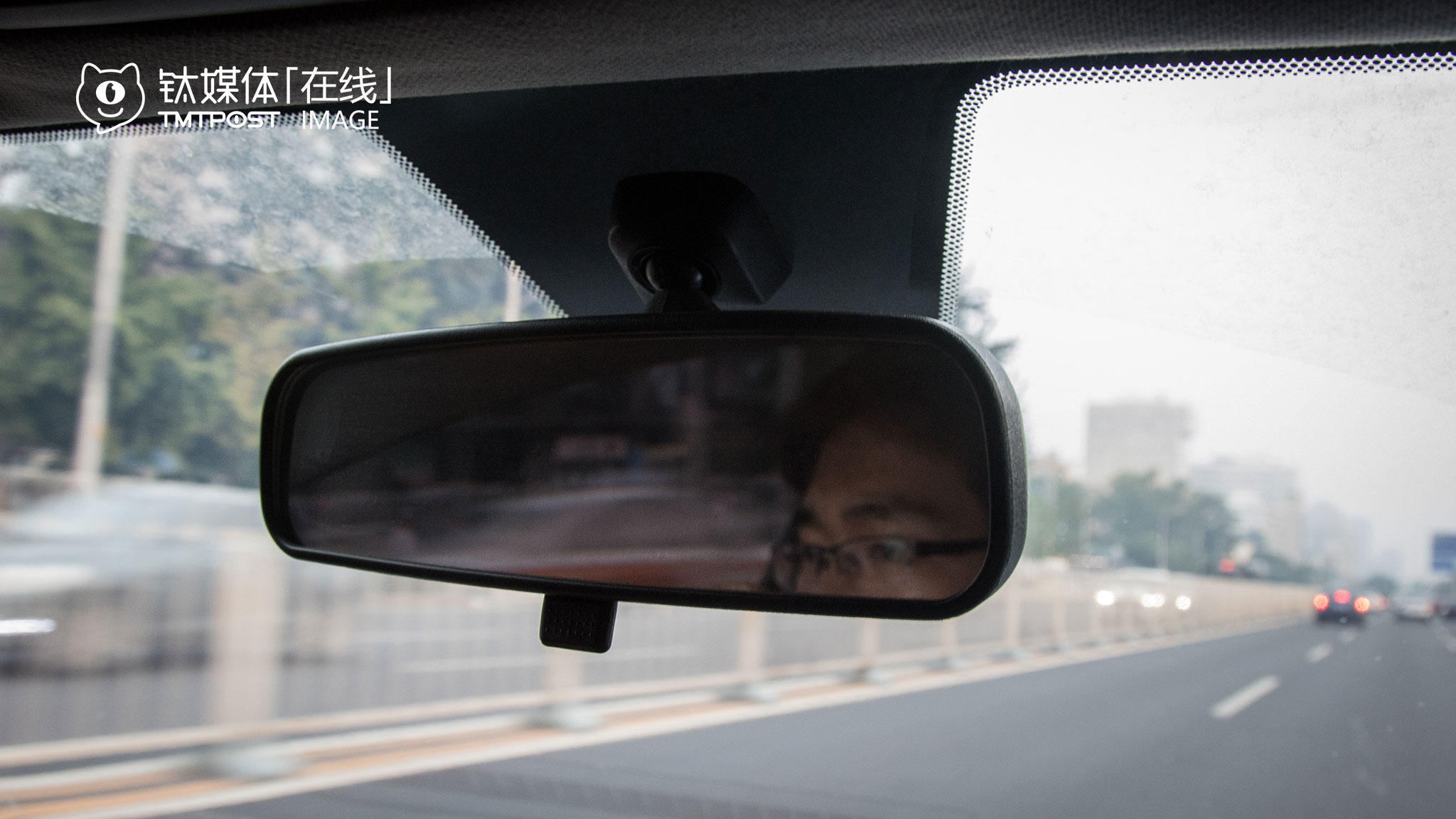 到2016年7月，小朱专职跑滴滴已经半年，这份工作给他带来了自由。对于滴滴的并购行为，他最关心以后滴滴会出台怎样的政策来对待司机，&ldquo;合并了都属于滴滴，那还不是滴滴说了算吗？我看滴滴和优步价格会变成一样的！&rdquo;他开始盘算着，如果政策不好的话，就不干了。