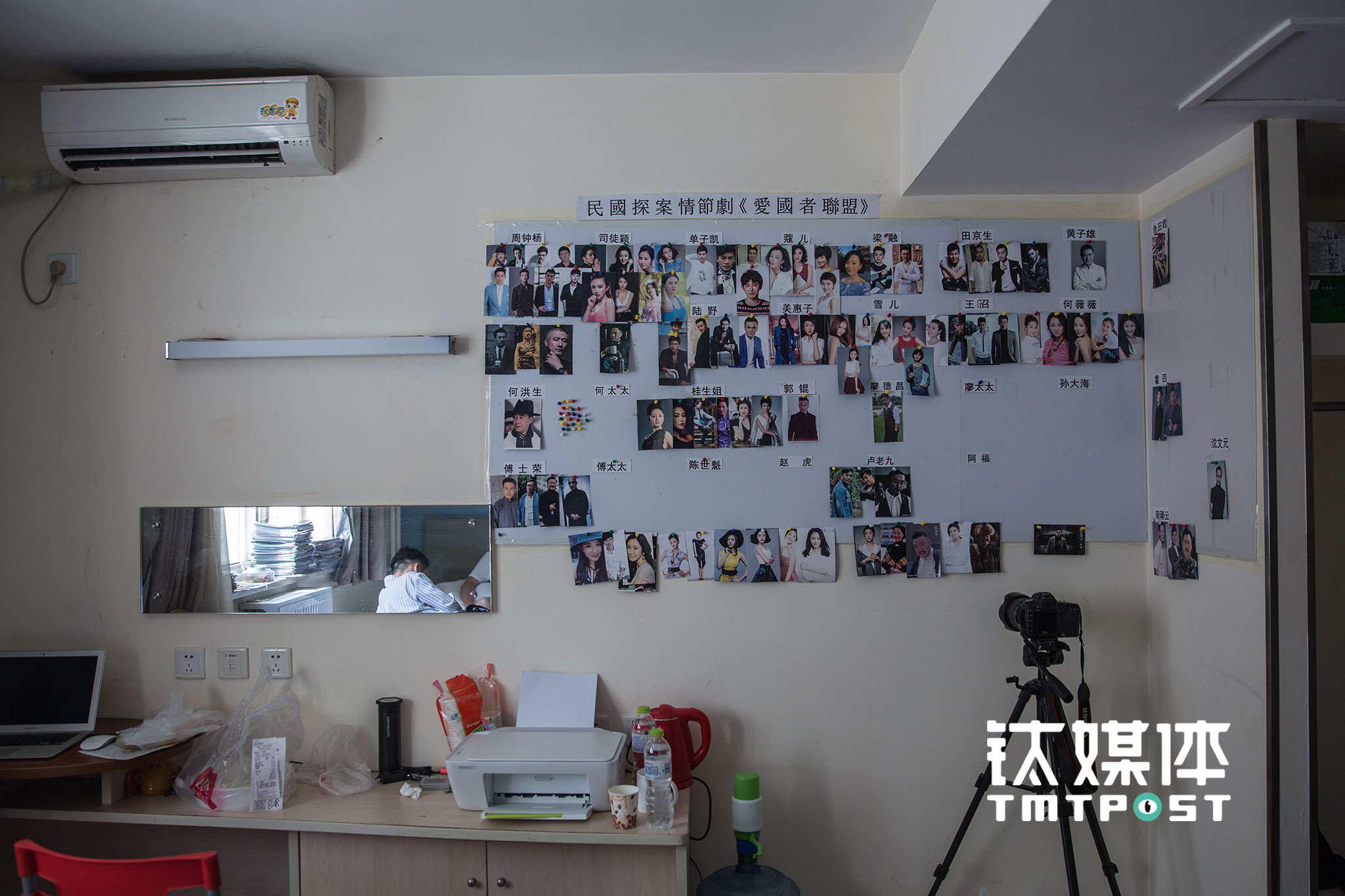 除了网络大电影，一些网剧也会在飘HOME进行前期筹备。一部名为《爱国者联盟》的剧集筹备处所在的房间，墙上贴着部分备选或已确定的演员照片。