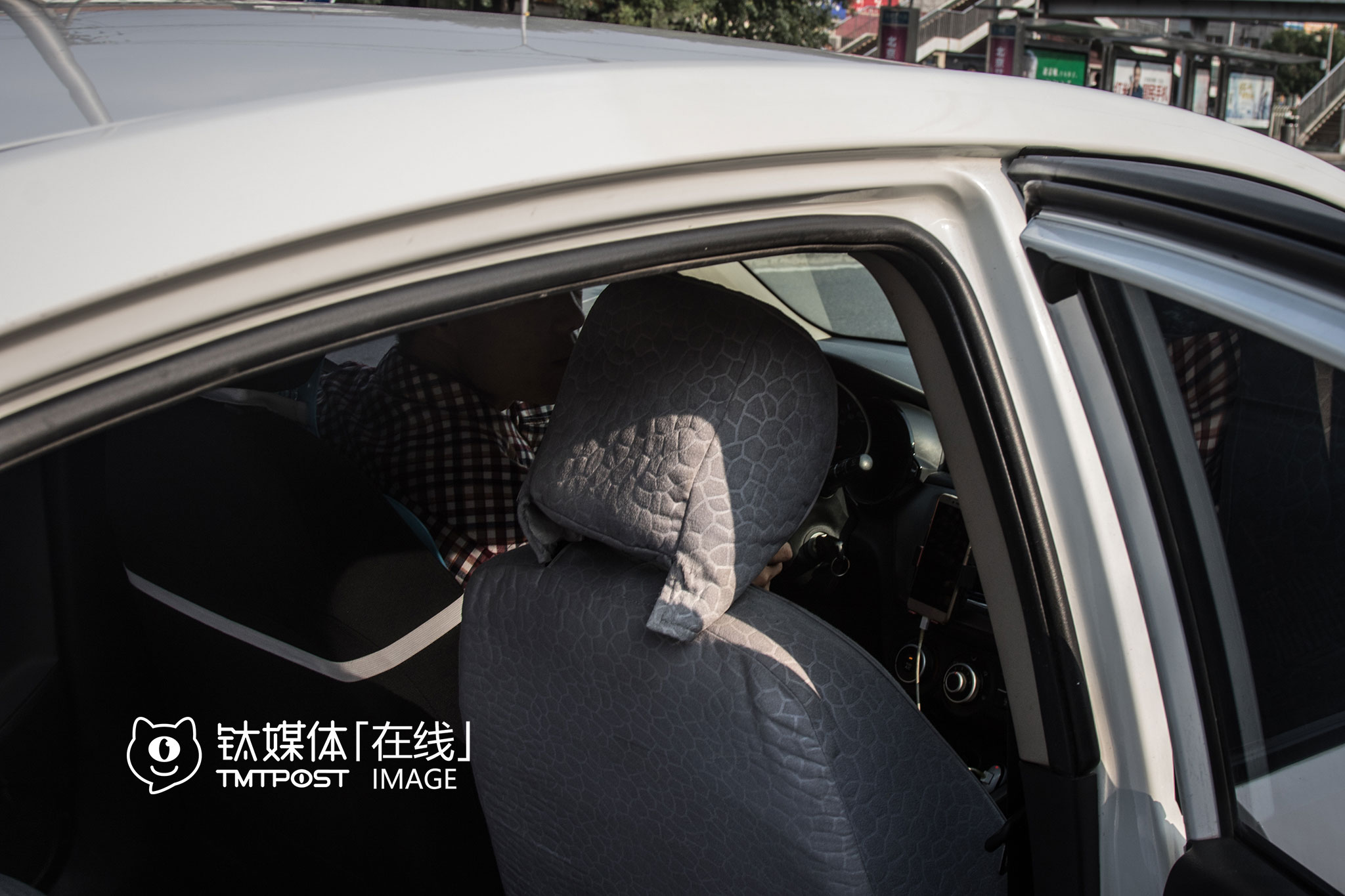 &ldquo;合并太好了，赶紧合并，我就不用两个来回切换了！&rdquo;肖风跑网约车半年了，在两个平台之间来回切换让他觉得很麻烦。&ldquo;滴滴车多，优步车少；滴滴烧钱少，优步烧钱多；车费滴滴抽27%，优步抽20%，但感觉拉优步还是挣得少点&rdquo;，肖风说，自己天天跑车，能明显感觉到优步的乘客比滴滴更好说话，更随和，&ldquo;素质更高点&rdquo;，&ldquo;比如说等待时间，谁不想接到单就够赶过去，滴滴的乘客不耐烦的多，有时候好不容易跑到他身边，他却把单取消了&rdquo;。