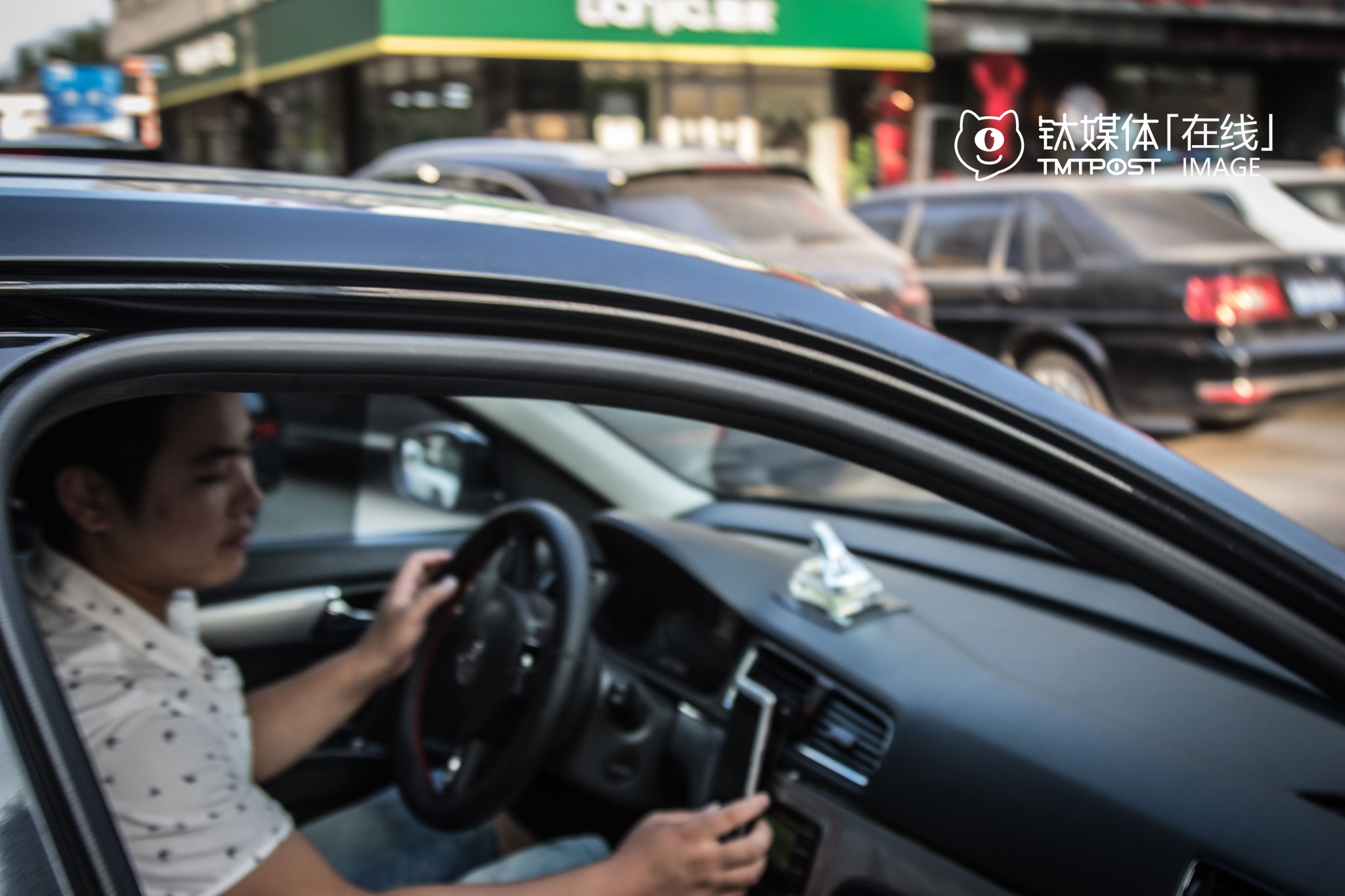 宾彬曾经是一个挖掘机司机，&ldquo;每天坐在挖机驾驶室里重复着一个动作，整天见不到一个人&rdquo;的工作对年轻的自己来讲太无聊，于是他开起了网约车，宾彬说，现在比开挖机赚得多一点，并且更自由。&ldquo;合并后估计会涨价，打车的说不定会减少，对司机来说收入应该会减少&rdquo;，宾彬同时关注到网约车合法化的新闻，他觉得这意味着要&ldquo;上税&rdquo;了，&ldquo;本来就挣得不多，加上平台的奖励越来越少，我看吧，如果不行就干别的去&rdquo;。