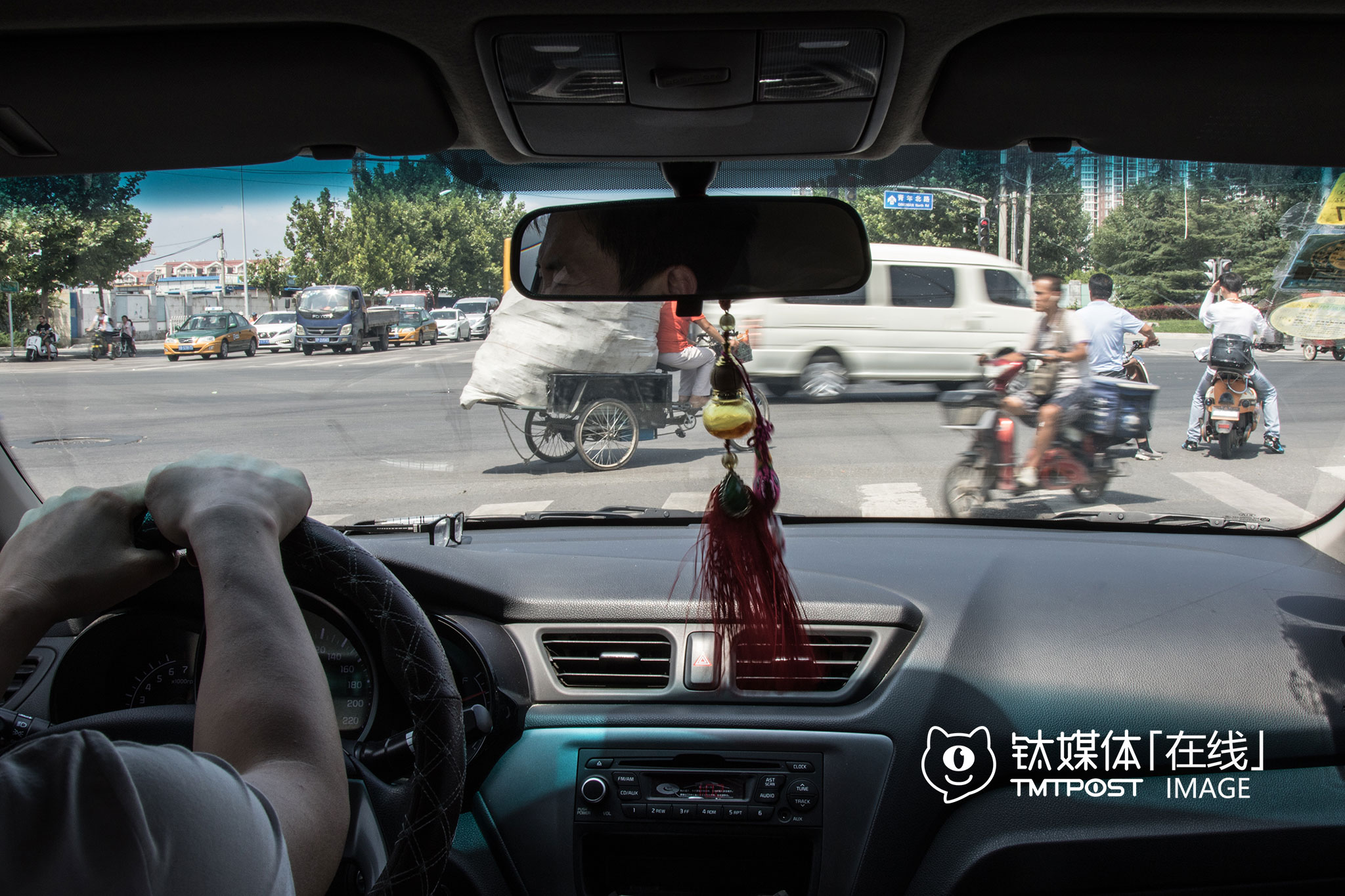 &ldquo;再怎么样，也会保持司机的收益吧，不然怎么会有那么多人继续跑。&rdquo;专职跑网约车的邵易感叹，&ldquo;他们不竞争了，还是苦了老百姓，他们竞争，司机和乘客才有更多利益，看看下一步会怎么样再说吧。&rdquo;