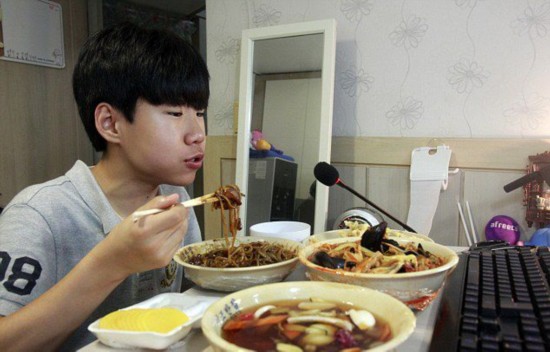 用户比外卖多的直播，营收还是要靠“卖艺讨饭”