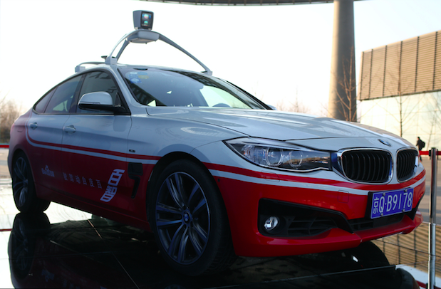 无人驾驶汽车载狗狗参加驾校测试，百度在想什么？