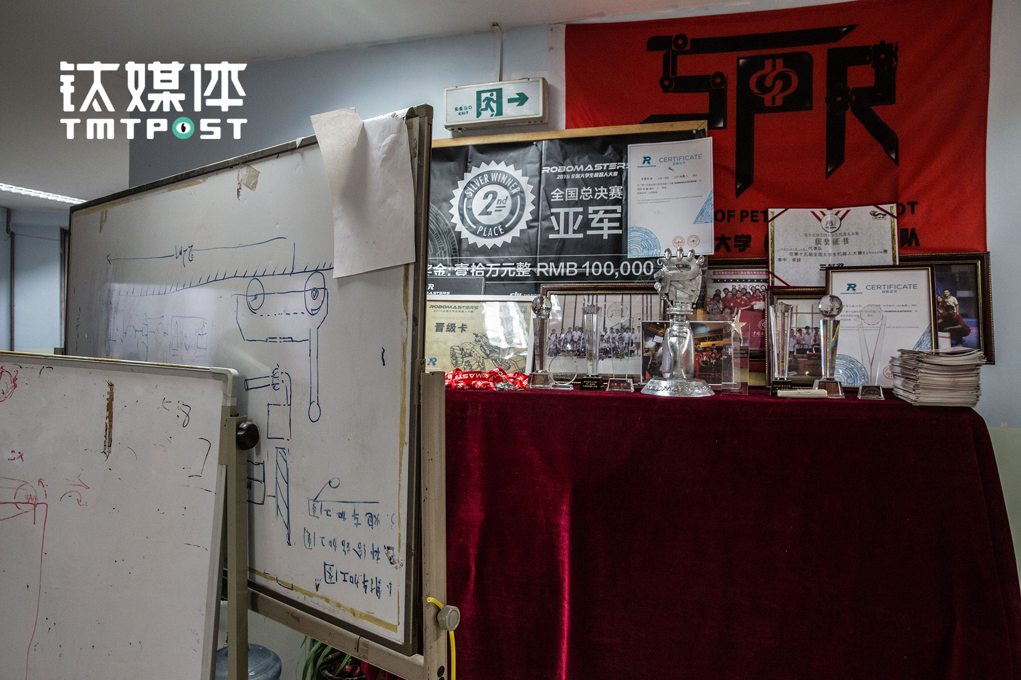SPR的实验室门口，放着历年来获得的奖项以及队员的合影，Robomasters2016的亚军有奖金10万元，队里决定拿出部分资金奖励队员，大部分的都留下投入研发和购买设备，为来年的比赛准备。