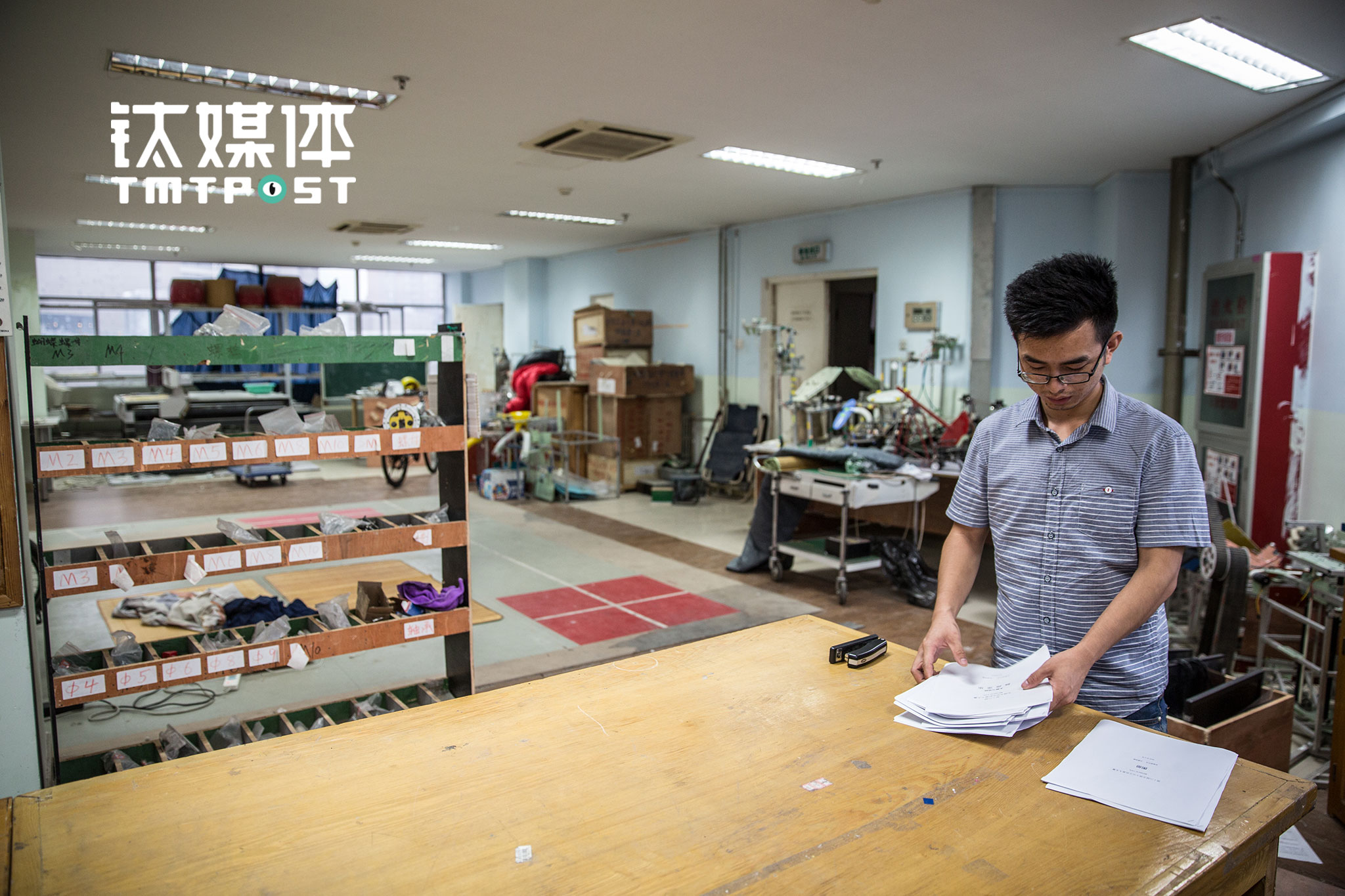 刚刚上任的第12届队长张潭林在为队员准备新一届Robocon的参赛资料。SPR的没届队长任期一年，队长人选都由上届队长直接指定，被指定者一定是专业出众并且能够服众的人。