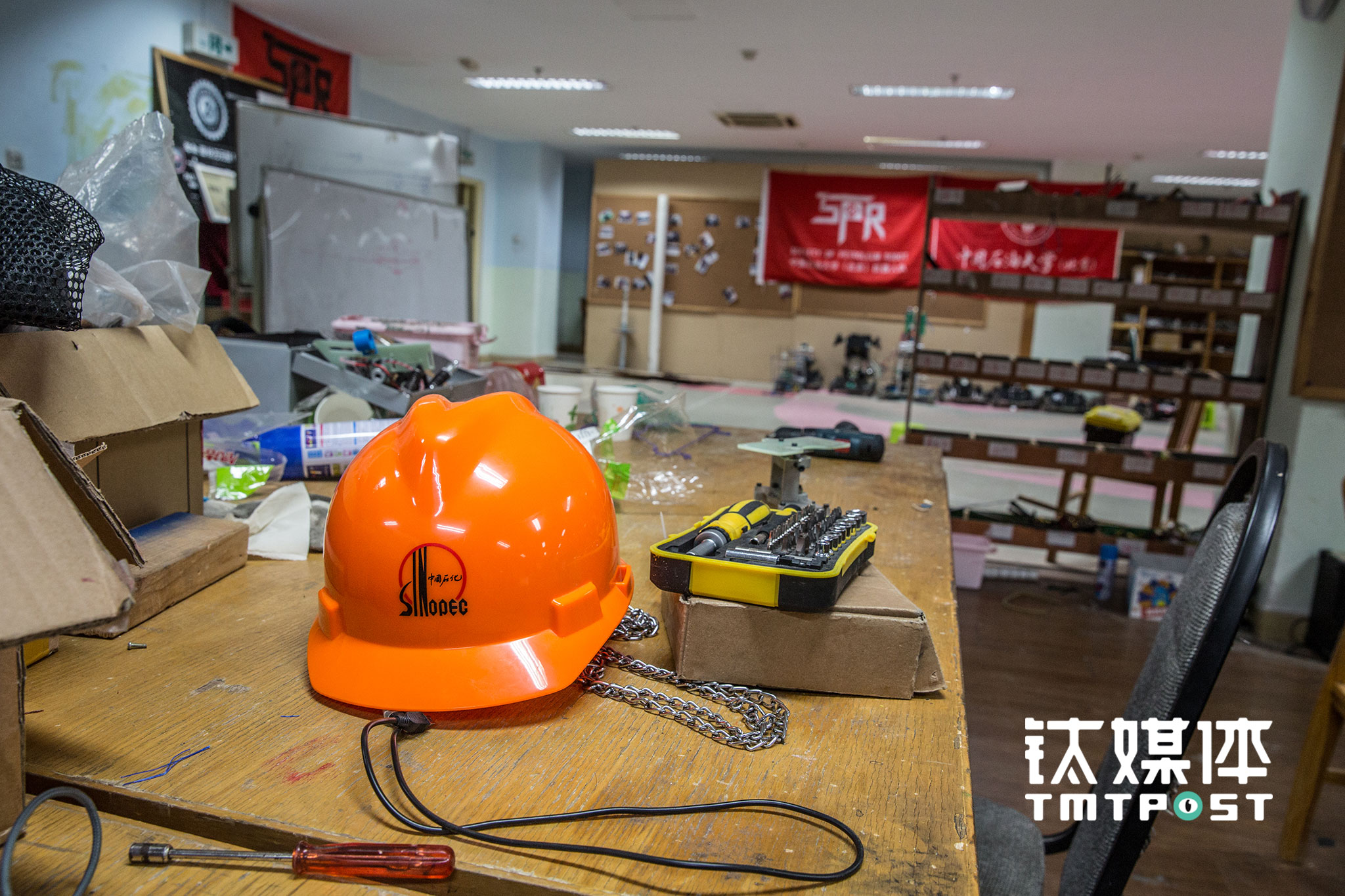 “我们队里出去的同学，大部分都到了机器人公司，也有一些师兄们自己创业，都做得很大”，龚普说，在这所不少人选择石油机械行业就业的学校，选择机器人行业，是因为这个行业前景“非常广阔”。