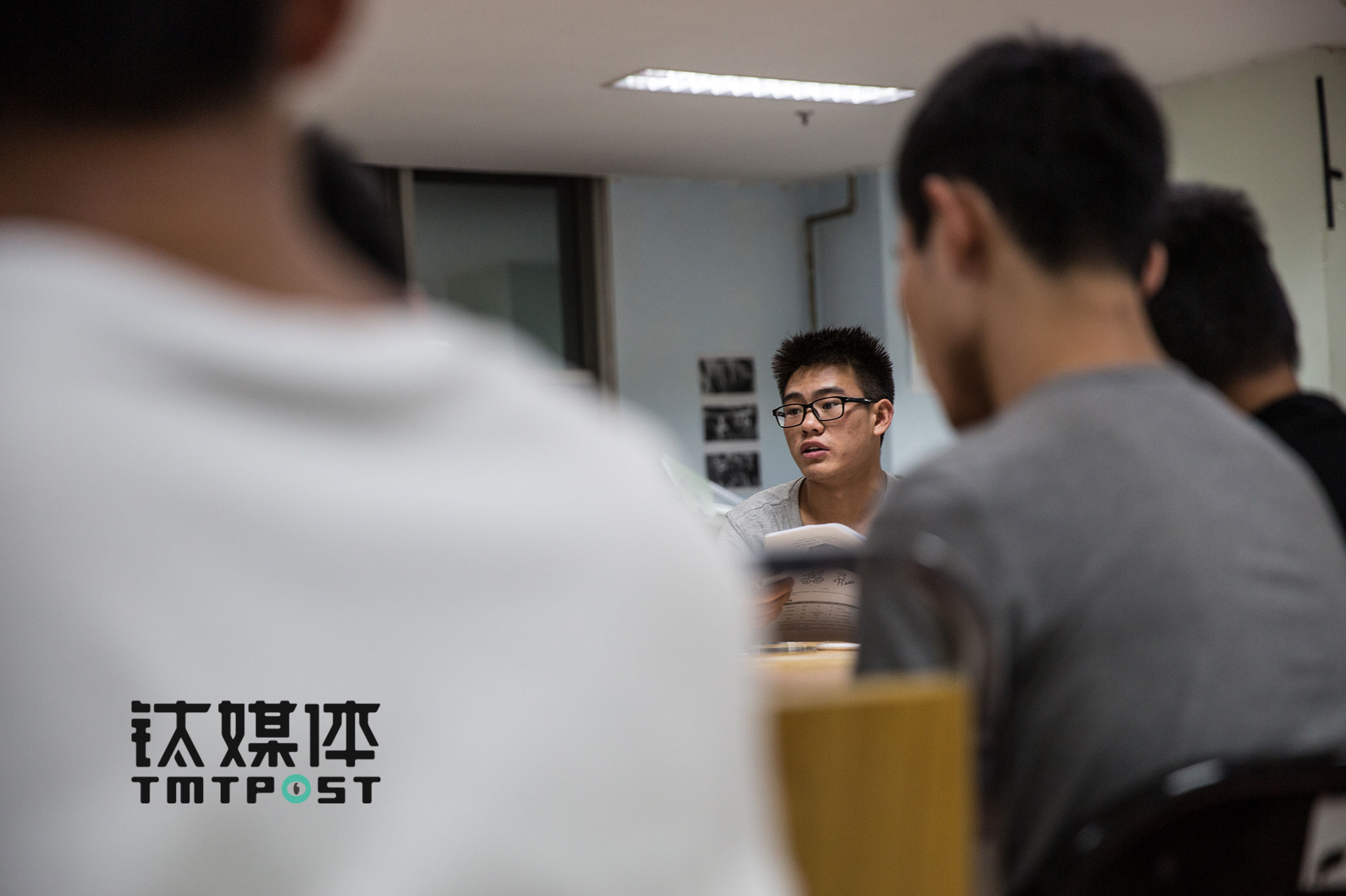 SPR机器人战队成立于2005年，每年一任队长，已经进入研一的龚普刚刚卸任第11届队长。他入队3年，参加过三届Robocon亚太大学生机器人大赛以及两届Robomasters全国大学生机器人大赛。在Robomasters2016中，SPR战队从复活赛一路杀到冠军争夺赛，最后不敌电子科技大学，屈居亚军，“电科的技术实力在所有参赛队伍之上，我们输得心服口服”，龚普看到对手在自动瞄准等方面的长处，非常佩服。