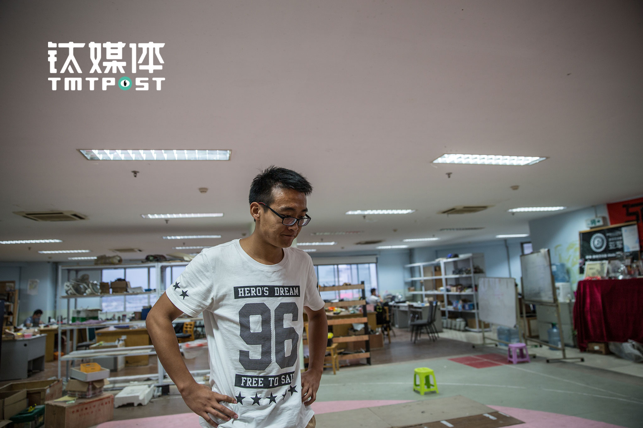 庞哲是中石大安全工程专业大三的学生，加入SPR战队半年，是一名机械师，在比赛中负责检修机器人的故障，战队在比赛中获得奖项，是最让他骄傲的事情。