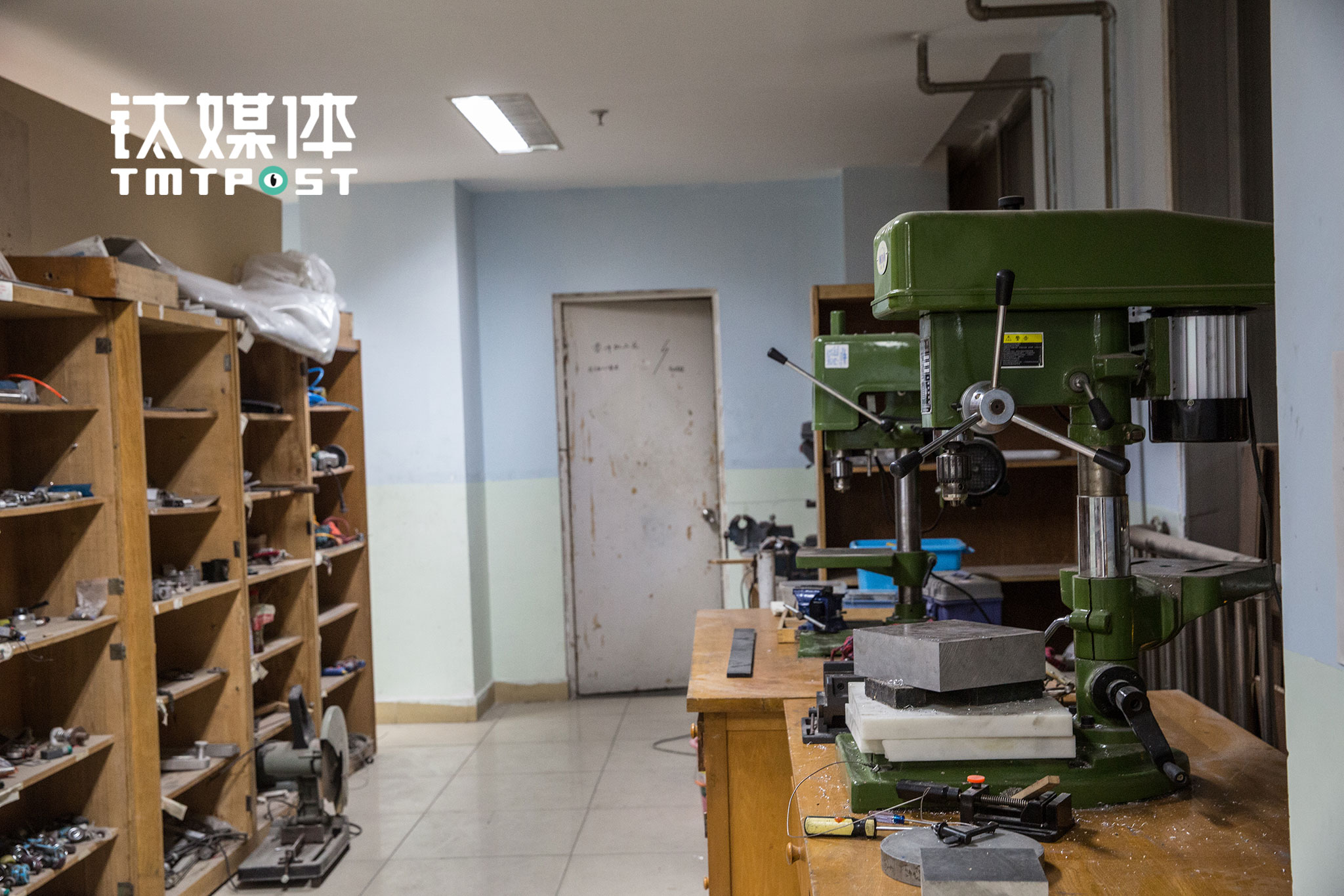 SPR战队实验室的机床。“我们目前的技术水平还处于中等，相比老牌的团队比如电科，还是有很大的距离”，龚普介绍，每个队伍都有自己的长处，SPR的长处在于机械设计，机器人可以快速更新迭代，“我们有很多这方面的加工设备和技术储备”。