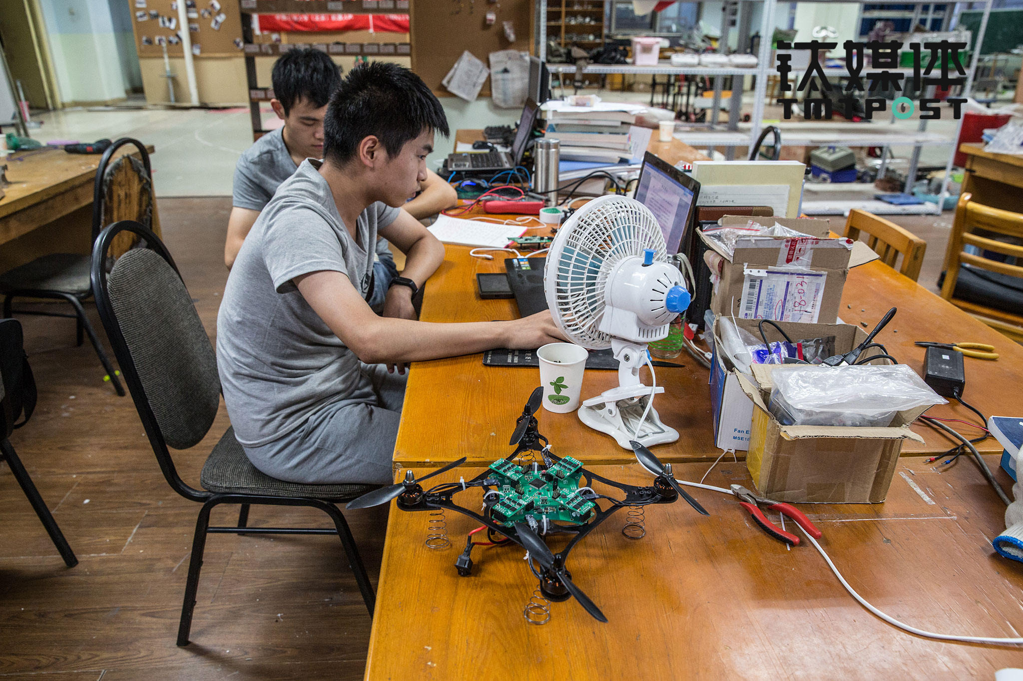 8 队员耿钦是一名机电设计发烧友，对挑战技术难题非常感兴趣。出于好玩，他最近刚刚做了一个无人机。