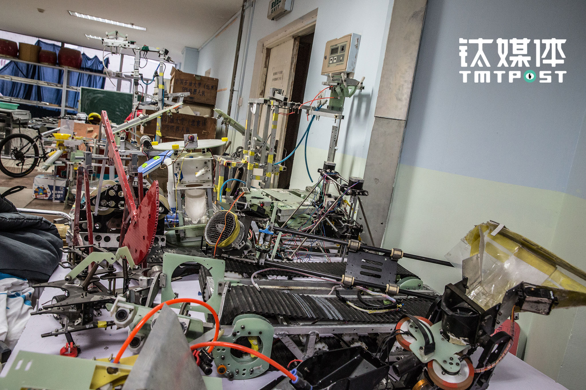 每一次比赛，针对不同的主题和规则，都需要研发新的机器人和设备，由于经费有限，比赛完成后，这些机器人身上重要的部件会被拆下来重复利用，其他部件则处于“闲置”状态。