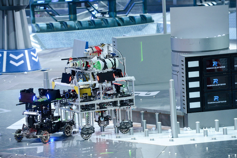 英雄机器人短兵相接