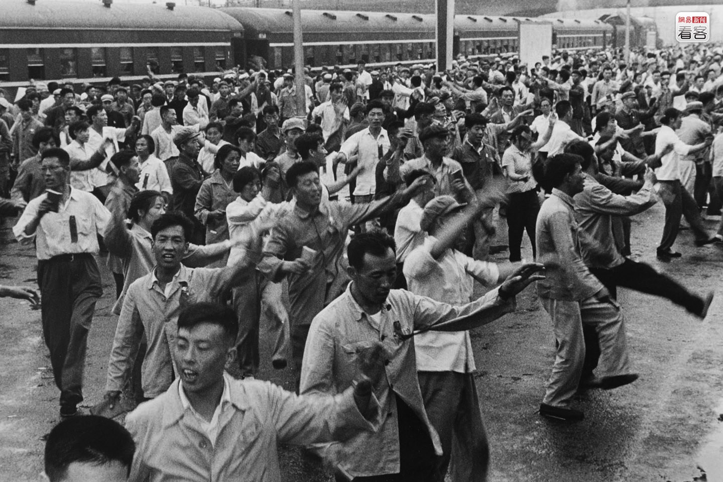 1967年5月，在沈阳开往大连的列车走到大石桥站时，毛主席最新最高指示发表，列车暂停，有人说要下车去跳忠字舞，全体旅客走上站台，跳忠字舞庆祝，导致列车晚点近4个小时 摄影/蒋少武 来源：网易