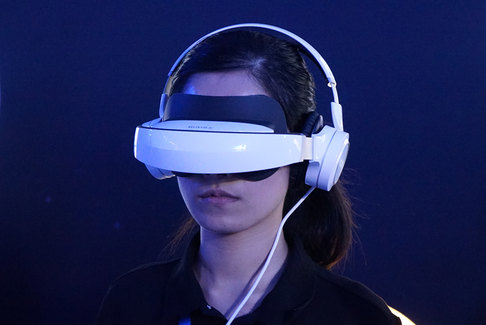 围绕柔性显示技术，柔宇科技又发布了一款 3D 头戴影院