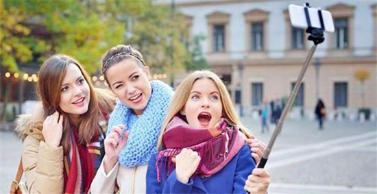 This Girl Who Collects Lip Prints Shows The Potential Of Live Shows For Tourism