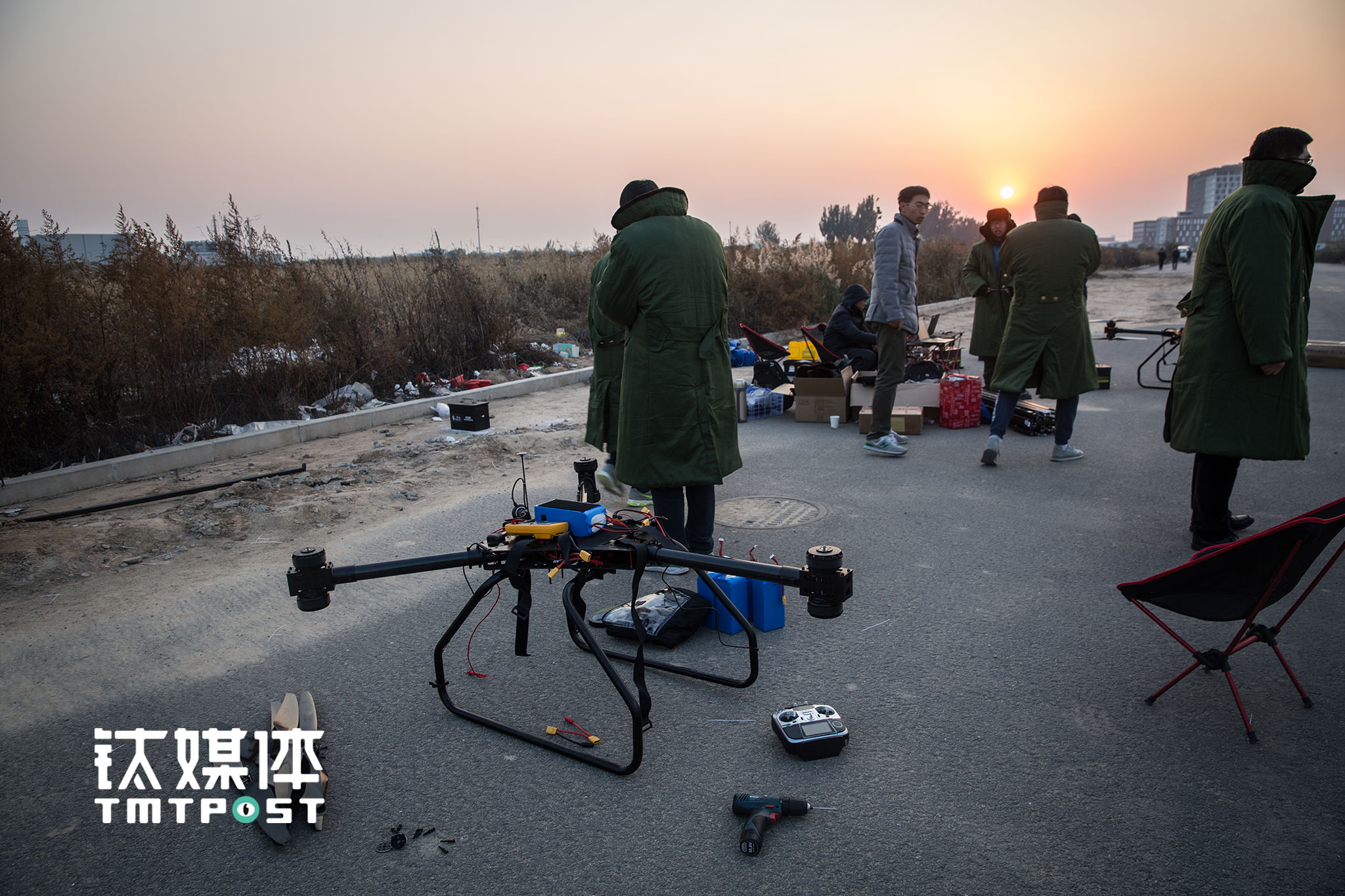 据了解，京东无人机试运营的航线和货物接收人都是固定的，即从乡村配送站到京东乡村推广员驻地，飞机目前并不是在站点与收件人之间进行点对点飞行，“所以不会存在货物被人误领、无人机被人为损坏等情况”。