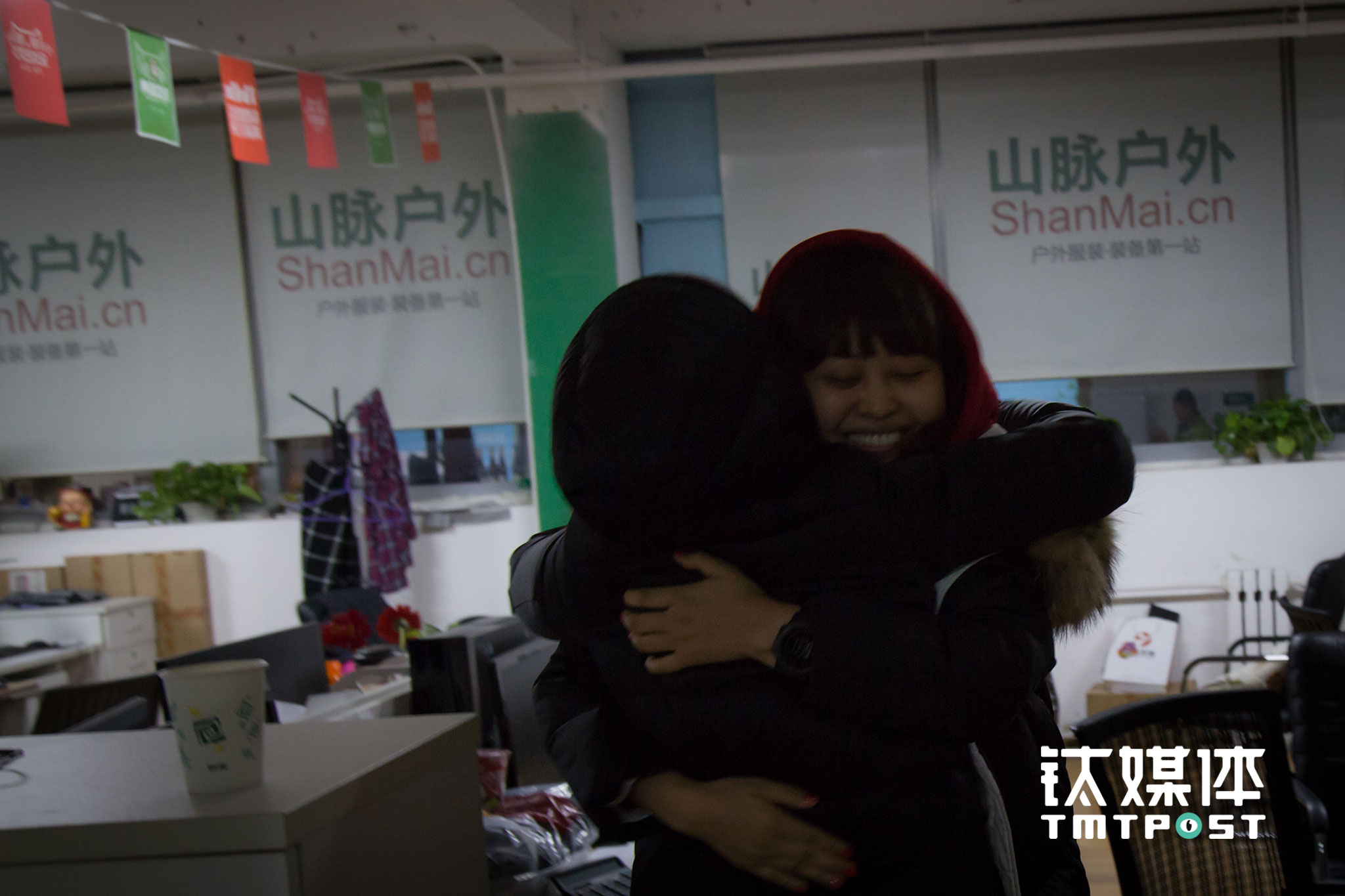 凌晨5:50，终于等到了第一个100万的到来，两名合伙人高兴地拥抱庆祝。