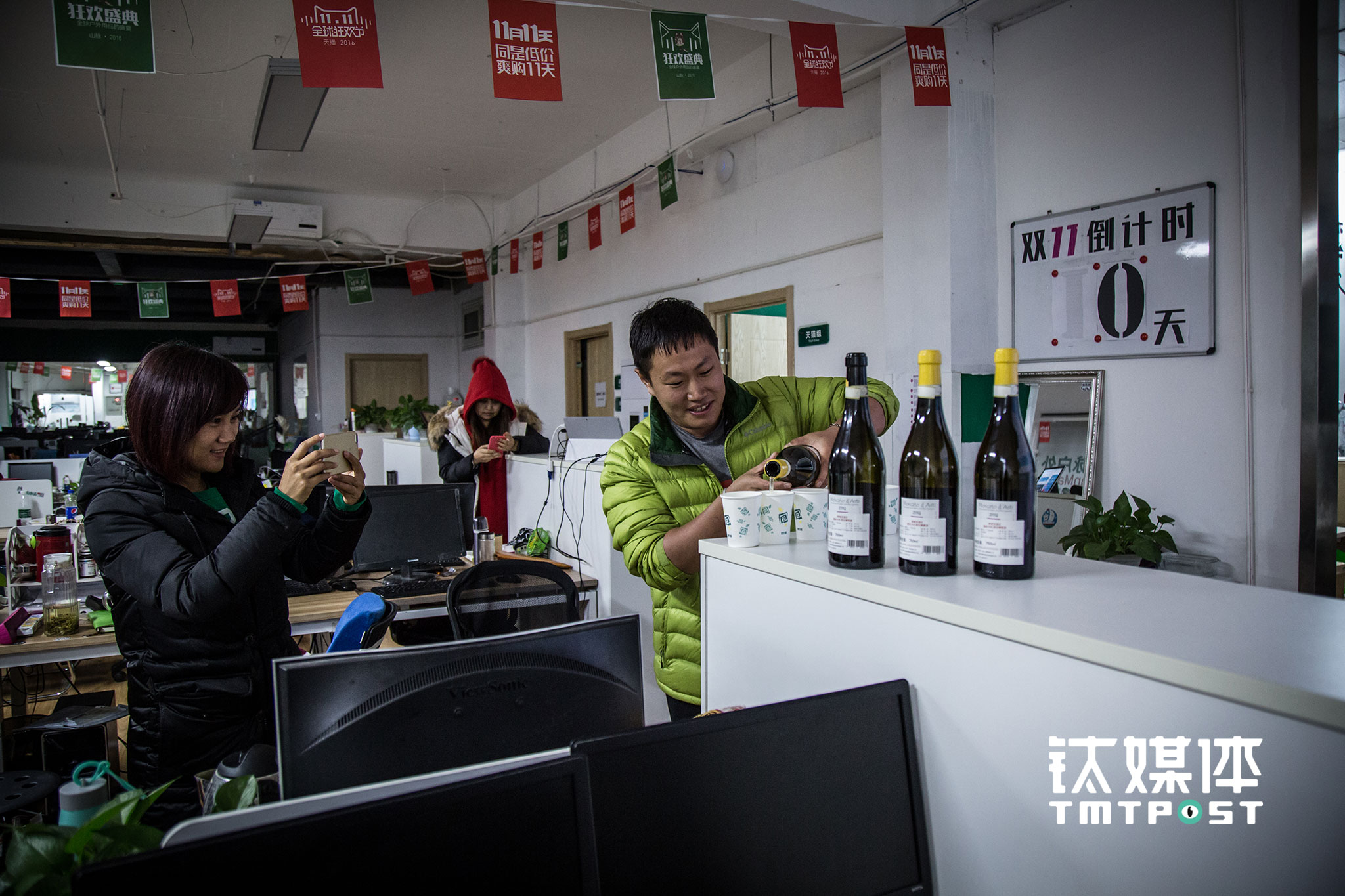 几个坚守的人，打开了“双十一”凌晨的第二瓶酒。“100万来得不容易才会珍惜，去年来得太容易，我们都不记得到底什么时候来的”，高伟娥说，我觉得我们再也不会忘记2016年双十一，是在早晨5点多迎来第一个100万。