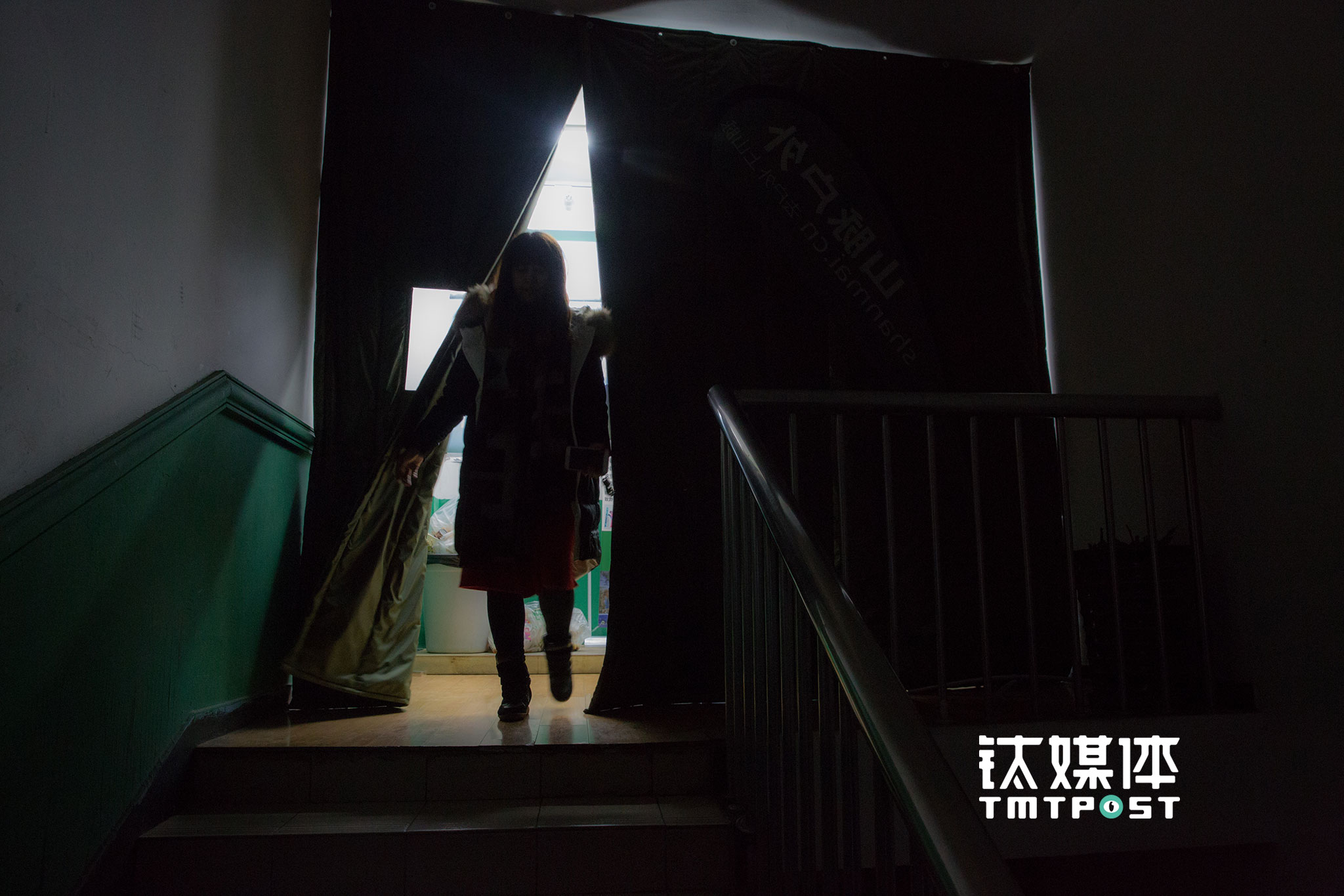 凌晨6:12，庆祝100万到来之后，大家离开了办公室。其实在11月9日，山脉旗下就有店铺突破100万销售，但相比之下，“双十一”的100万，被赋予了更多情感和期待，因为它是计划中的、被等待的。“这帮商家，整晚都在朋友圈比数字”，高伟娥笑着说，要计划一下明年要不要其道而行之，不办“双十一”，就抓日销。