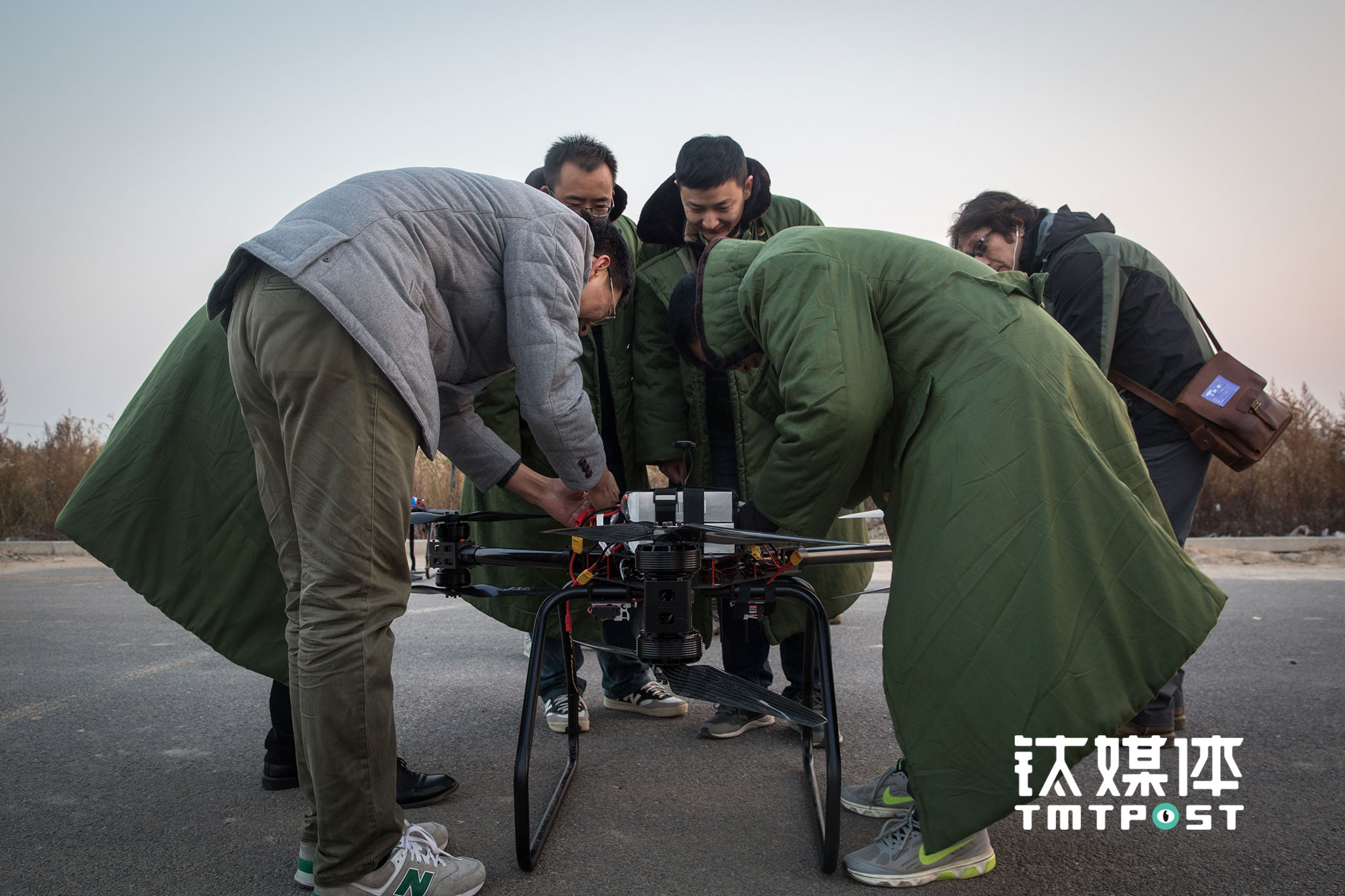 2016年11月1日，京东无人机外场试飞前，团队成员对飞机进行调试，此次试飞的机型将在今年“双十一”投入运营。今年6·18，京东在江苏宿迁试运营了无人机送货，那是京东无人机首次亮相。“今年双十一，我们在大概4个省的农村同时试运营，每个省有10条左右的航线”，该团队一名工程师介绍。