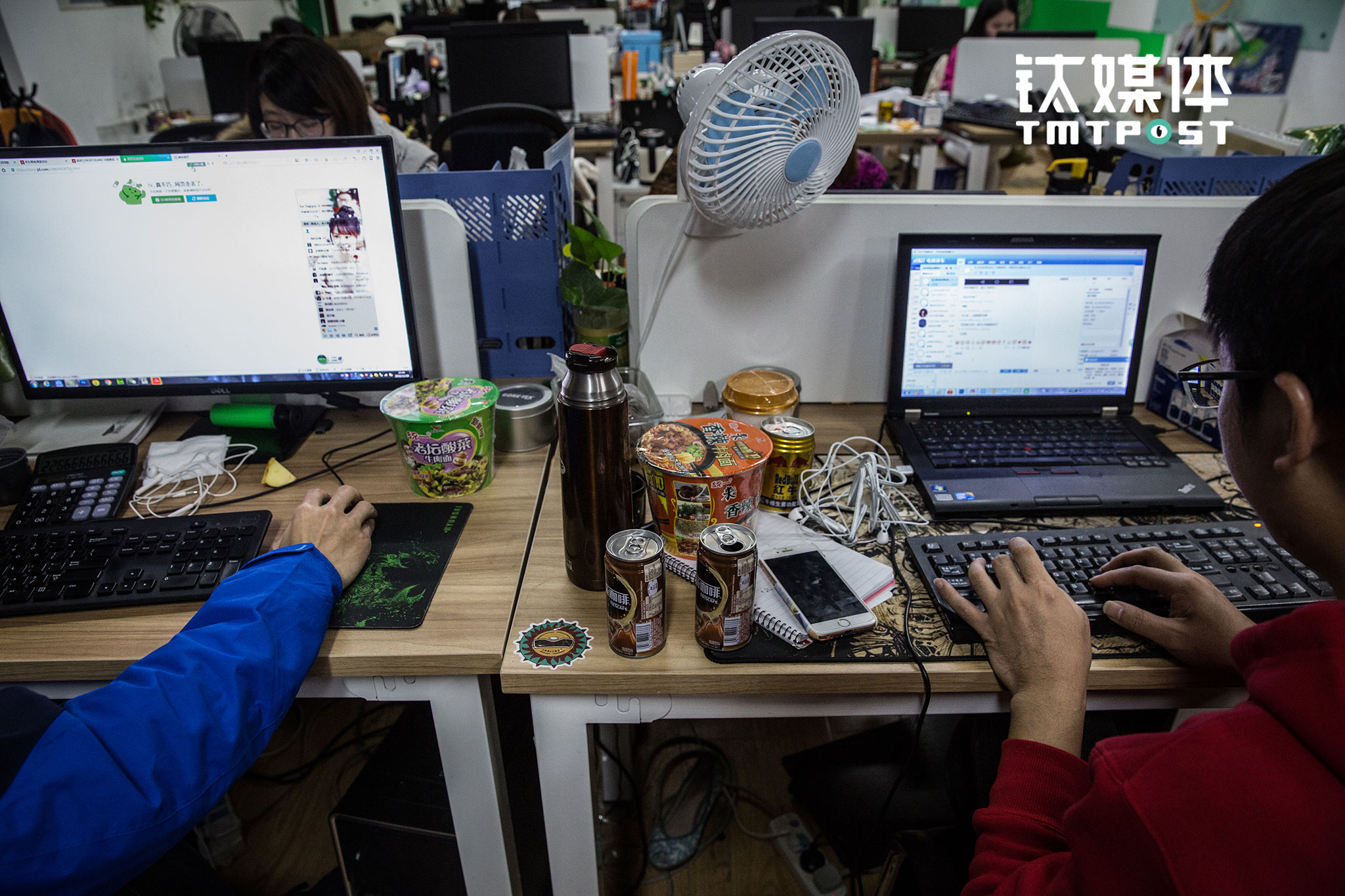 办公桌上随处摆放着提神用的咖啡、红牛。这个有点拥挤的办公室位于北京北五环以北，是这家电商公司运营等人员的办公场所，公司的客服团队则被安排在了湖南长沙。