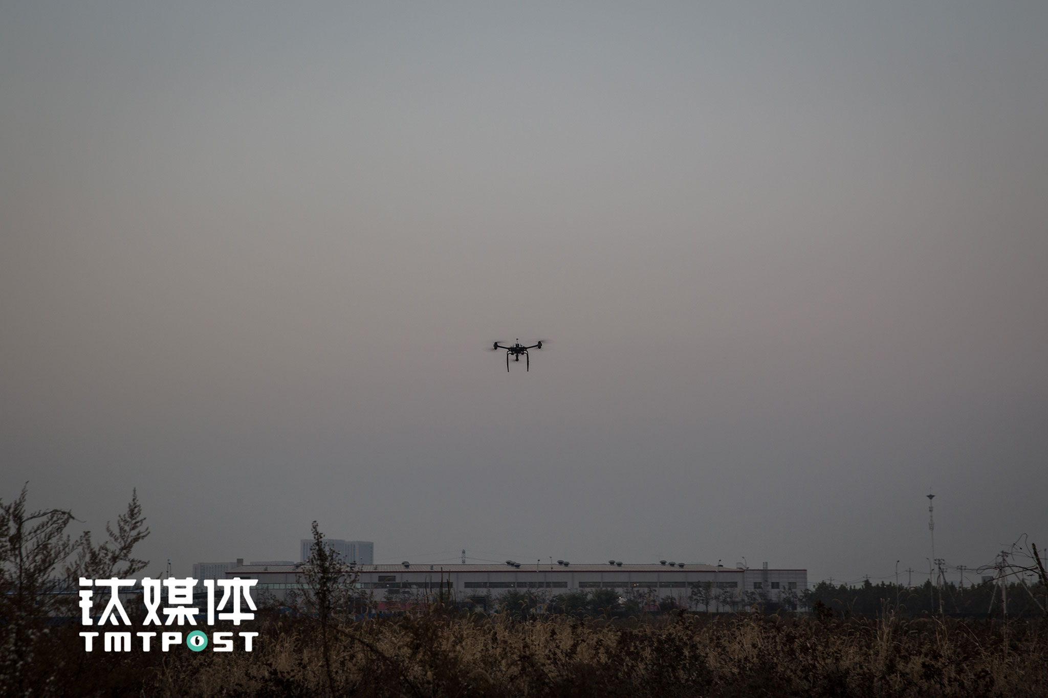 试飞的这款机型是京东无人机中目前比较成熟的机型，可以搭载10~15公斤货物全自动飞行10~15公里，“载重和飞行时间搭配比较合理，可以覆盖中国80%的乡村线路”，一名工程师介绍，“这款机型在山区、交通不便以及自然灾害阻隔道路的地方能实现快速运送货物，可以让更多乡村用户实现与城市用户同质同价格的购物体验。”