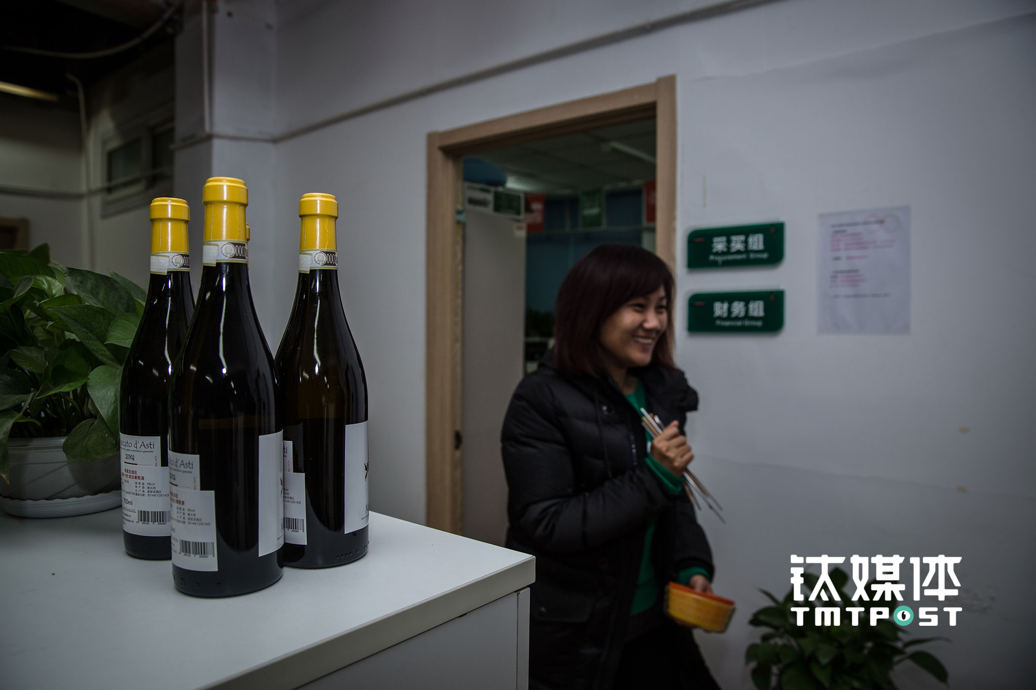 为了庆祝期待中的“战果”，公司准备了十多瓶酒，计划11日零点到来时开一瓶，第一个店破100万销售额开第二瓶，接下来其他店每破50万开一瓶。