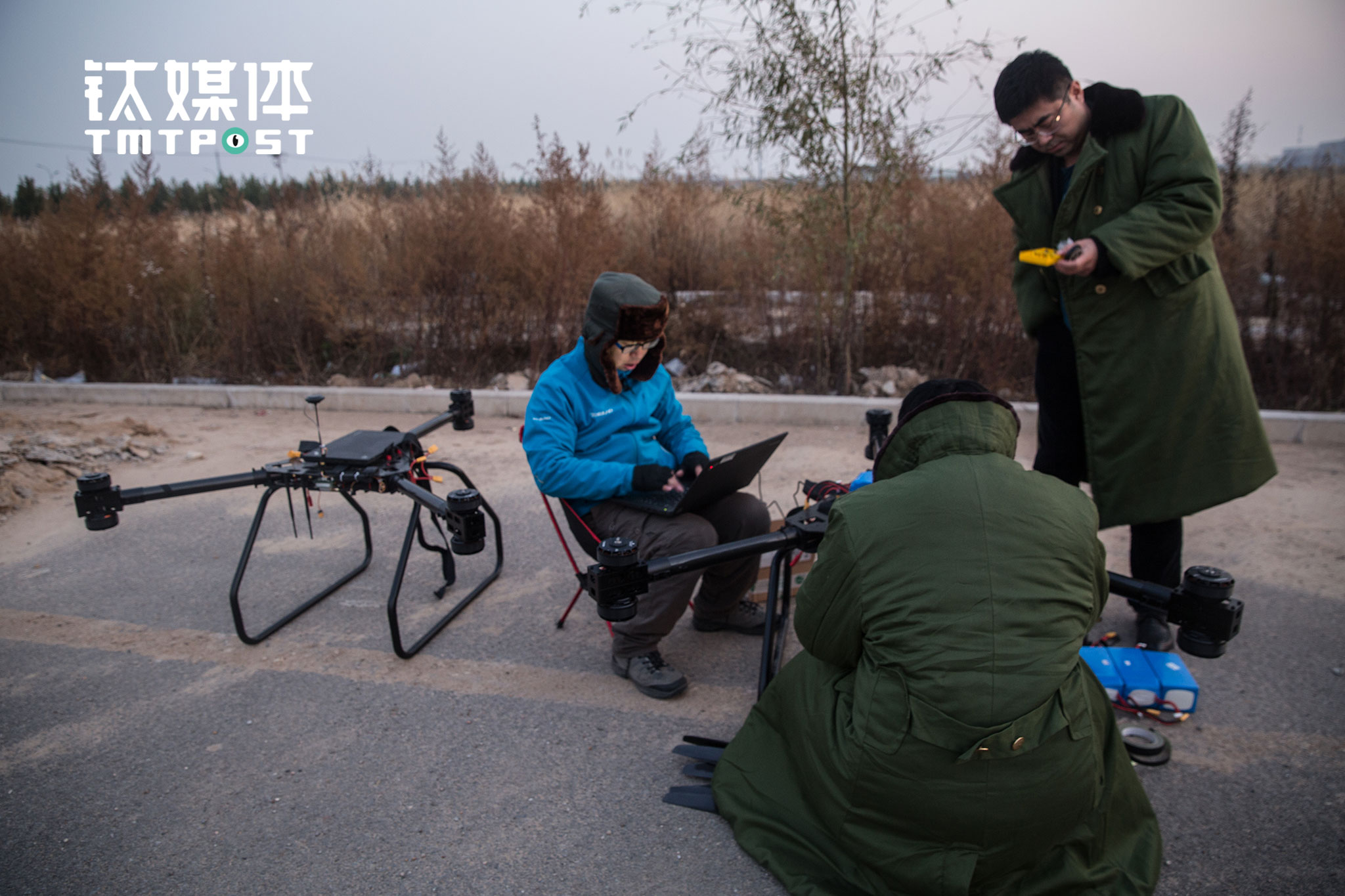 “全自动飞行的测试结果还比较理想，今天把自动卸货装置也测试了一下”，一名工程师在总结时说，由于风速达到4~5级，无人机在顶风飞行时有一些抖动，“还需要优化一下，要让飞机以最稳定的状态投入到双十一”。