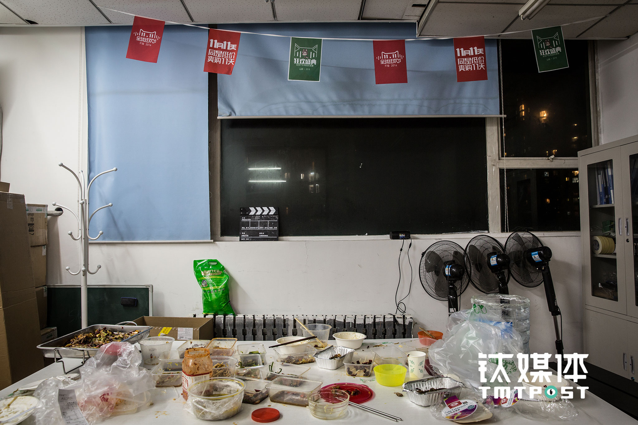 山脉户外自营及代运营的户外用品店铺共有17家，11月10日这一晚有将近30名员工留下加班，在匆匆吃过加班餐后，他们又投入了工作。