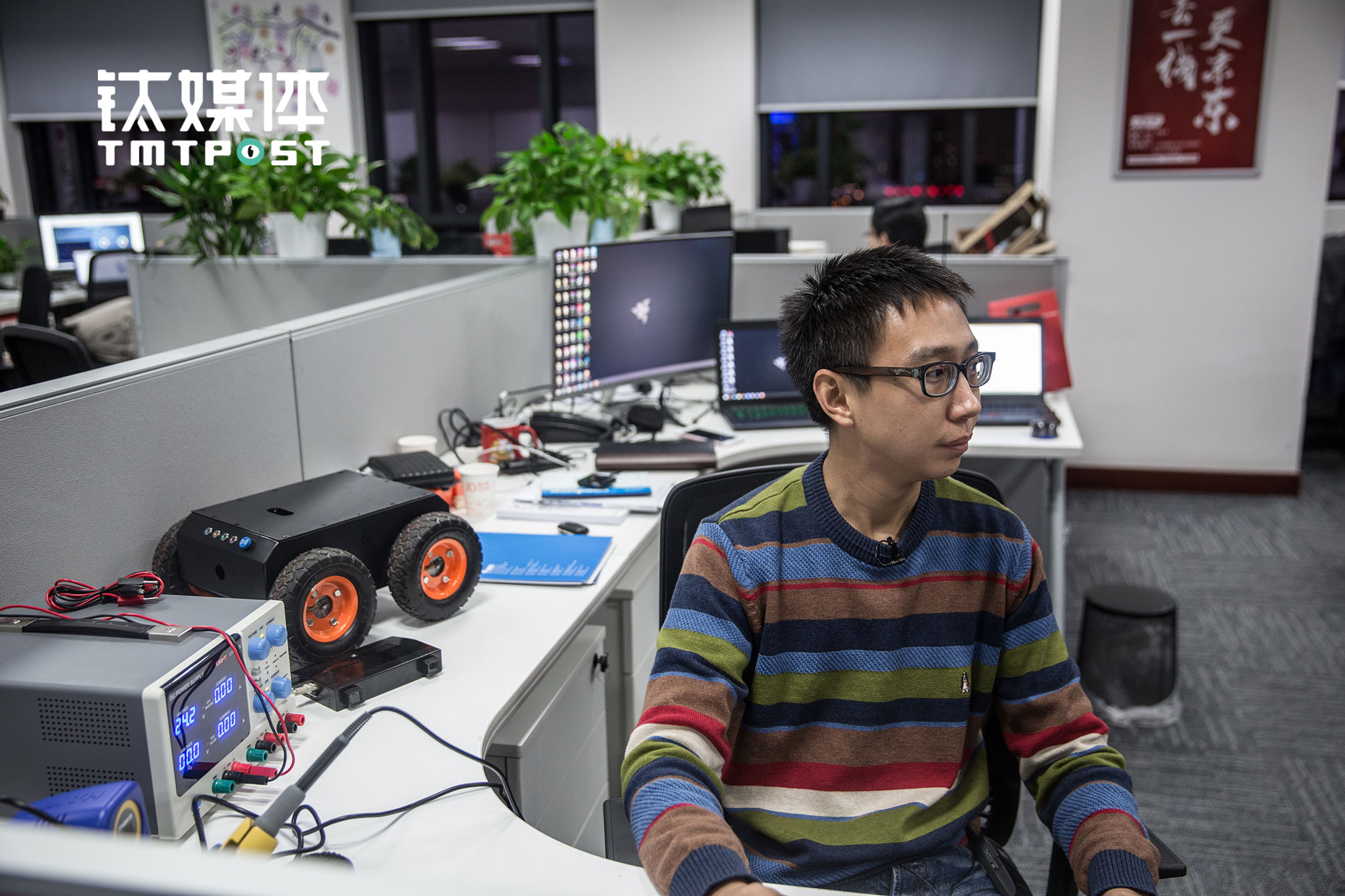 张潮是京东无人车研发中心的硬件工程师，2015年博士毕业后加入京东，此前他曾深度参与京东无人机的研发和第一次试运营。“双十一试运营阶段，无人车车身上有一个屏幕，用户可以通过输入密码或扫二维码的方式来打开无人车上相应的箱门取件，将来要一步步实现指纹、人脸识别取件等功能”，把无人配送车做成“全智能化的机器快递员”是他和团队伙伴的目标。