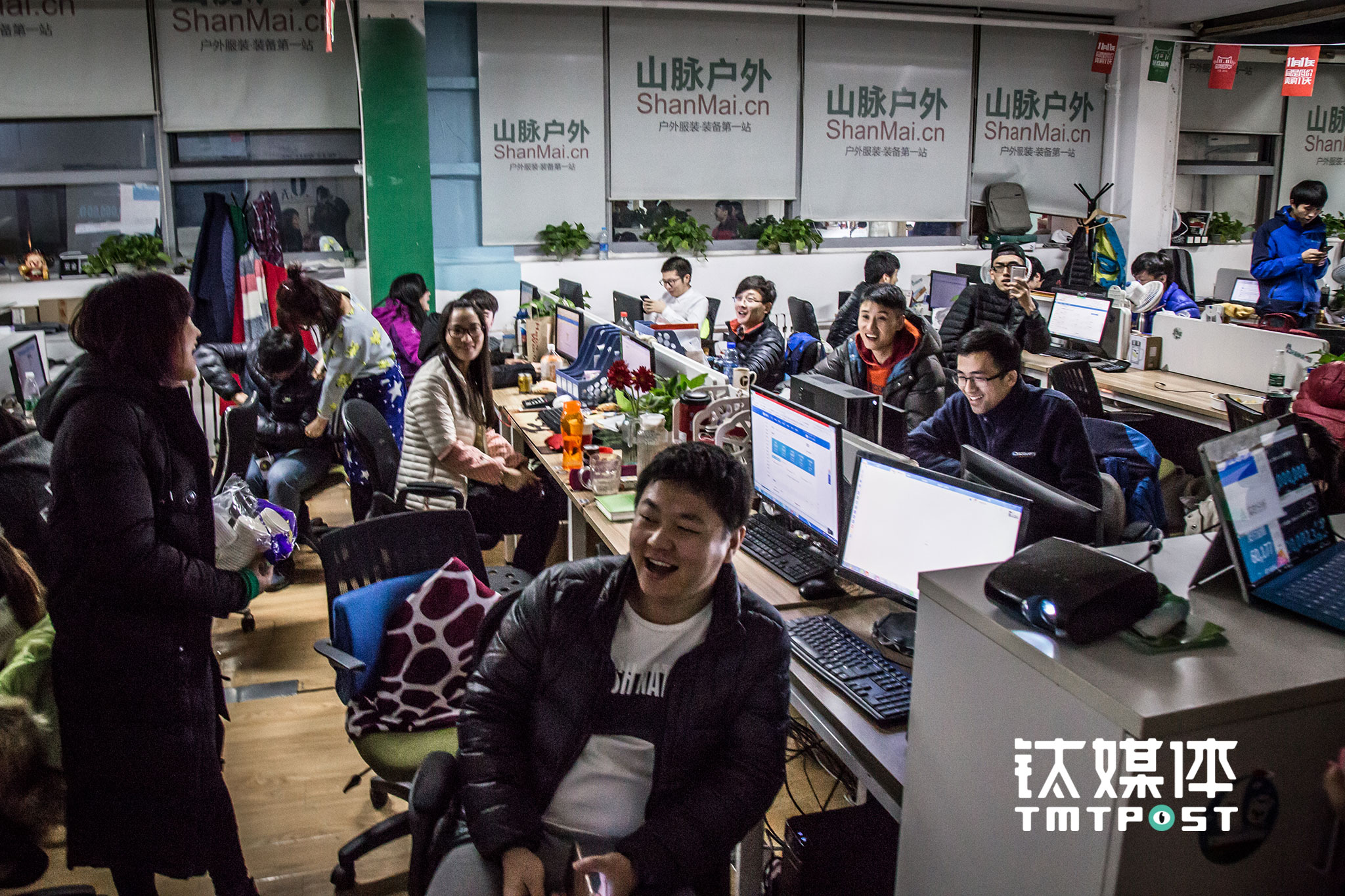 11月11日零点到来，高伟娥带着大家一起十秒倒数计时。这是高伟娥和公司一起过的第四个“双十一”：“对做电商的来说，‘双十一’就像过年一样，过了‘双十一’就是新的一年”。