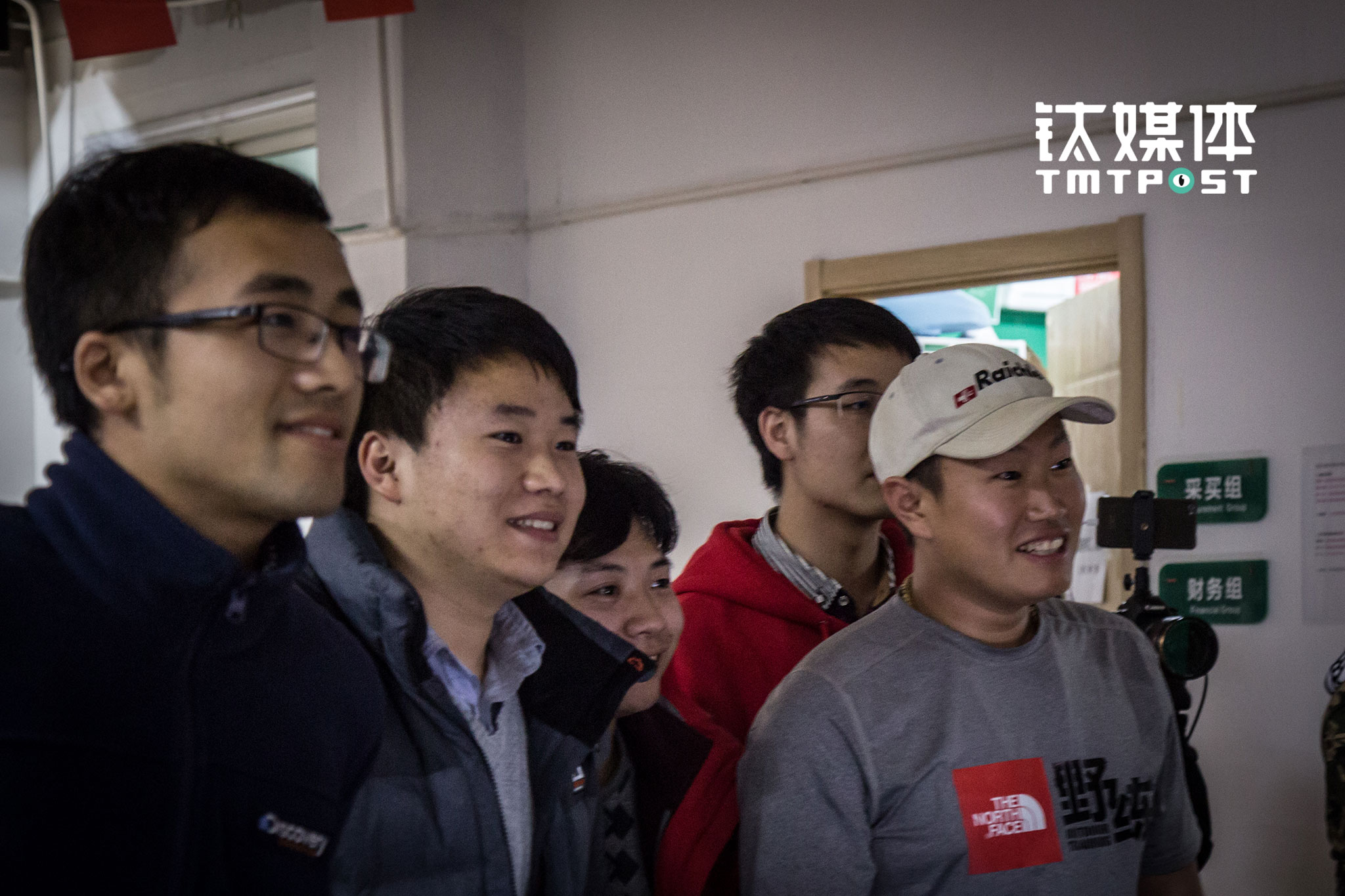 进入零点后，大家关切地注视着背投幕布上数字的跳动，想要见证“七索”这个山脉旗下最大的天猫店破百万。2015年“双十一”拉开帷幕的前半小时“七索”就突破了100万，但2016年11月11日这一天凌晨，第一个100万却迟迟不来。