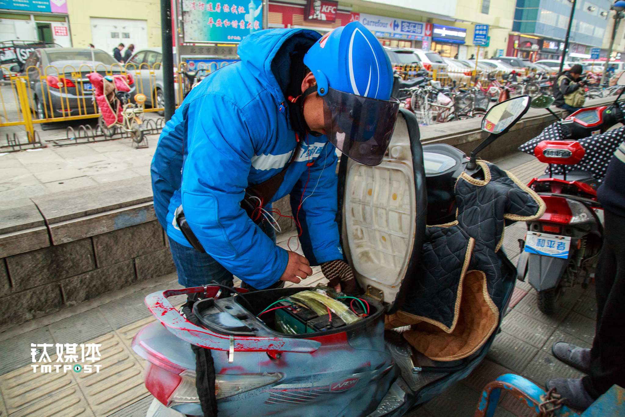 外卖"骑兵":"红黄蓝"在路上丨钛媒体影像《在线》44期
